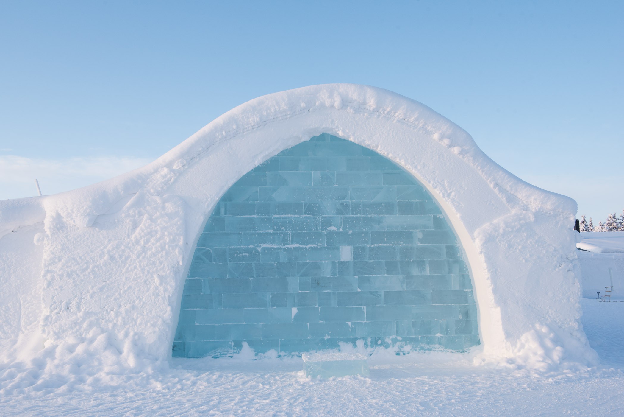 En dit is hetzelfde kunstwerk maar nu 's avonds. Omdat het buiten donker is, wordt het kunstwerk juist van binnen verlicht.