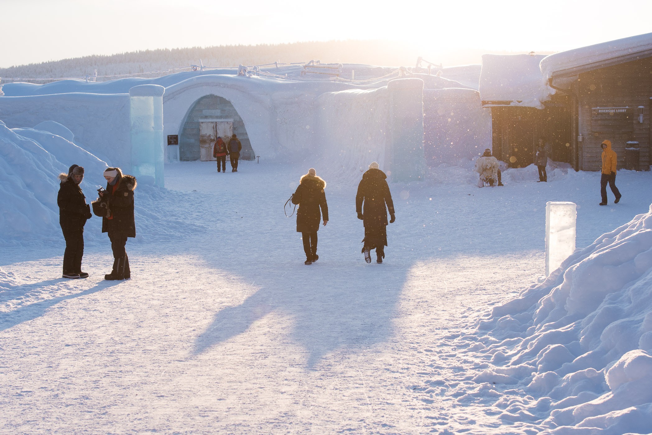 Aan de linkerkant zie je de ingang van 'warme' gebouw voor de gasten van het ijshotel.