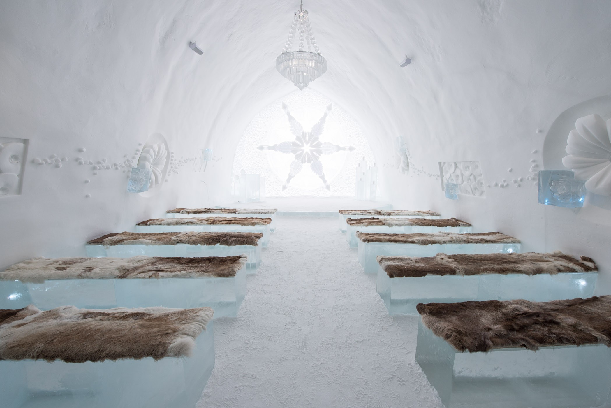 Trouwzaal in het ijshotel. Wat een plaatje is het he?