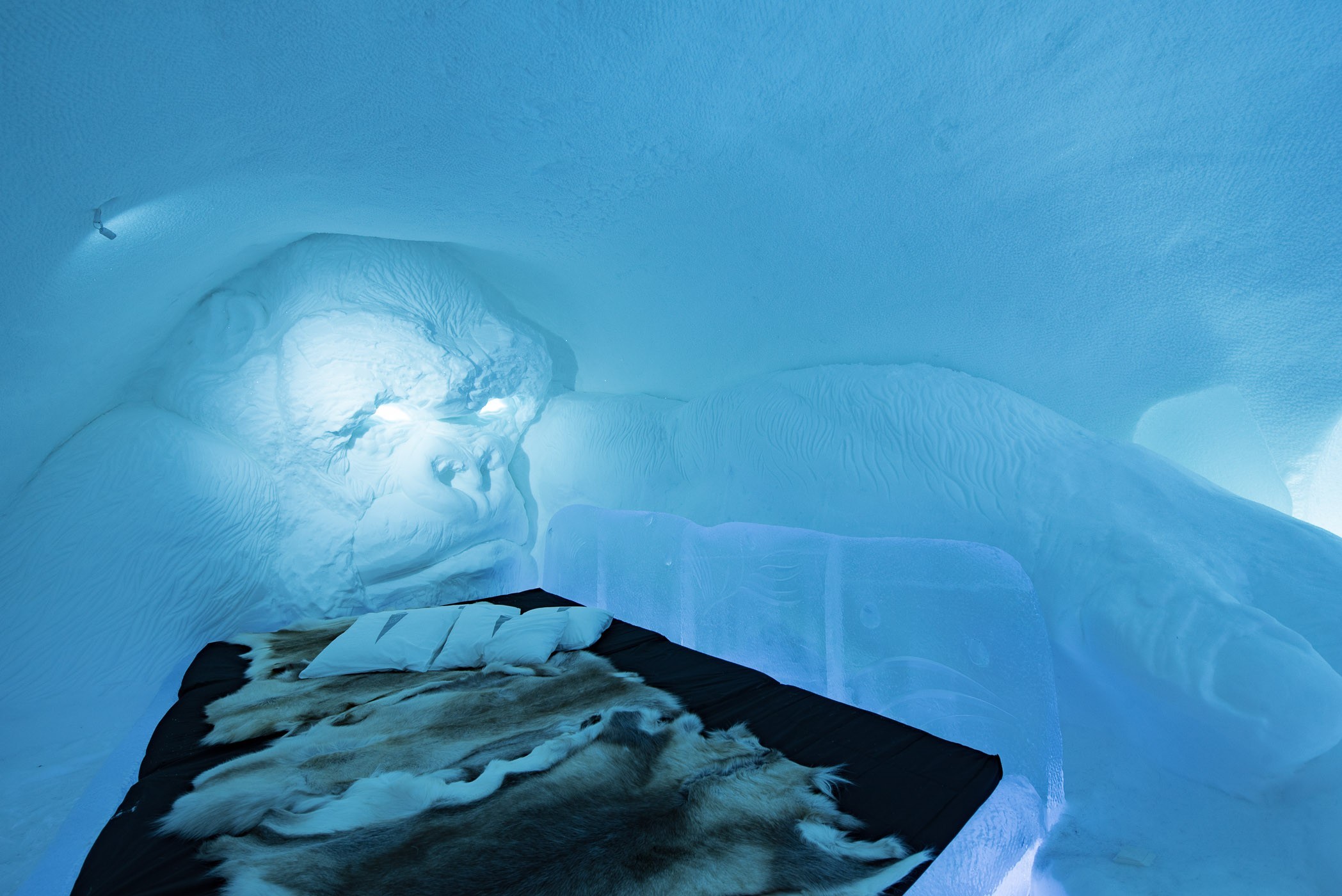 Grote gorilla King Kong naast je bed in het ijshotel #28