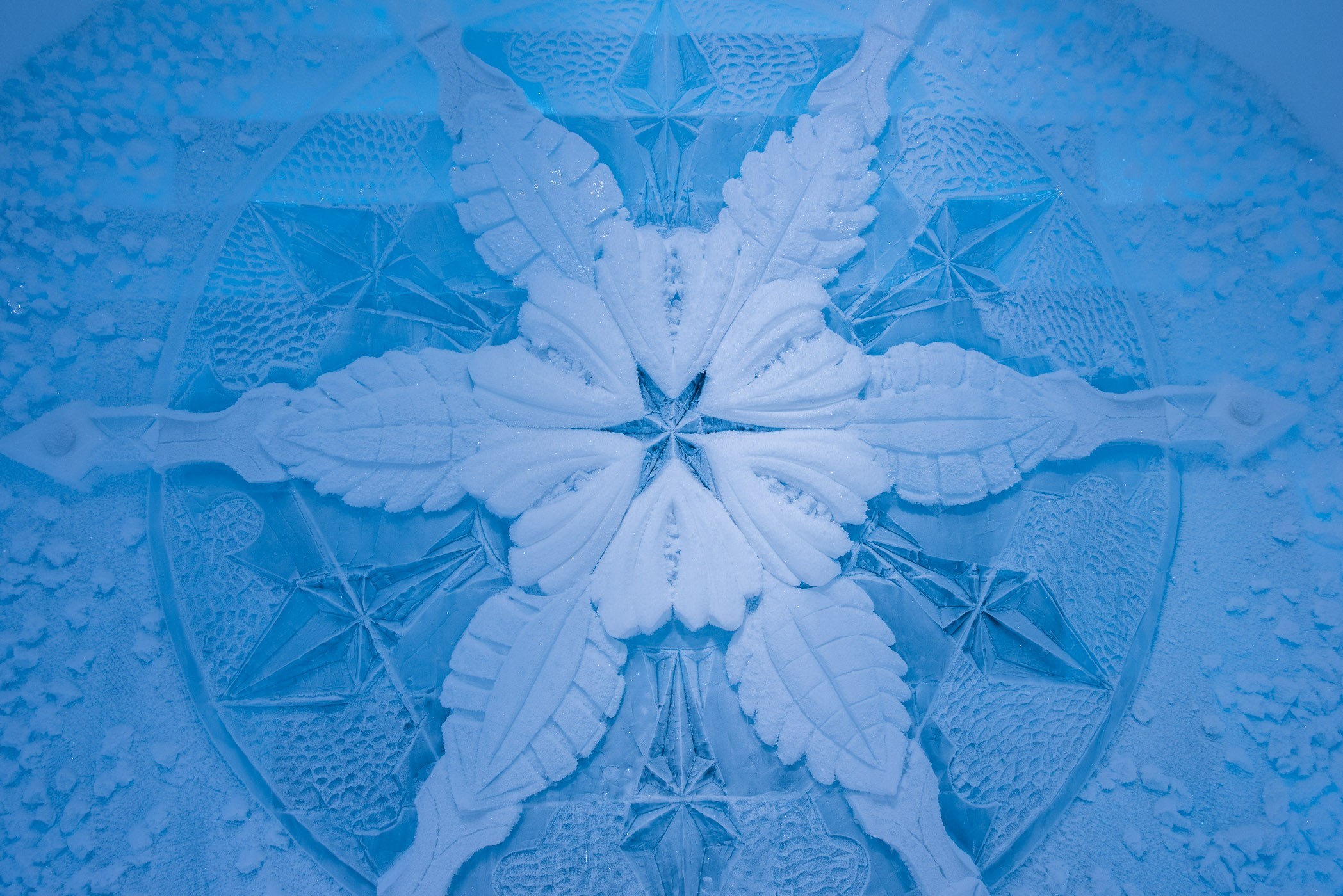 En dit is hetzelfde kunstwerk maar nu 's avonds. Omdat het buiten donker is, wordt het kunstwerk juist van binnen verlicht.