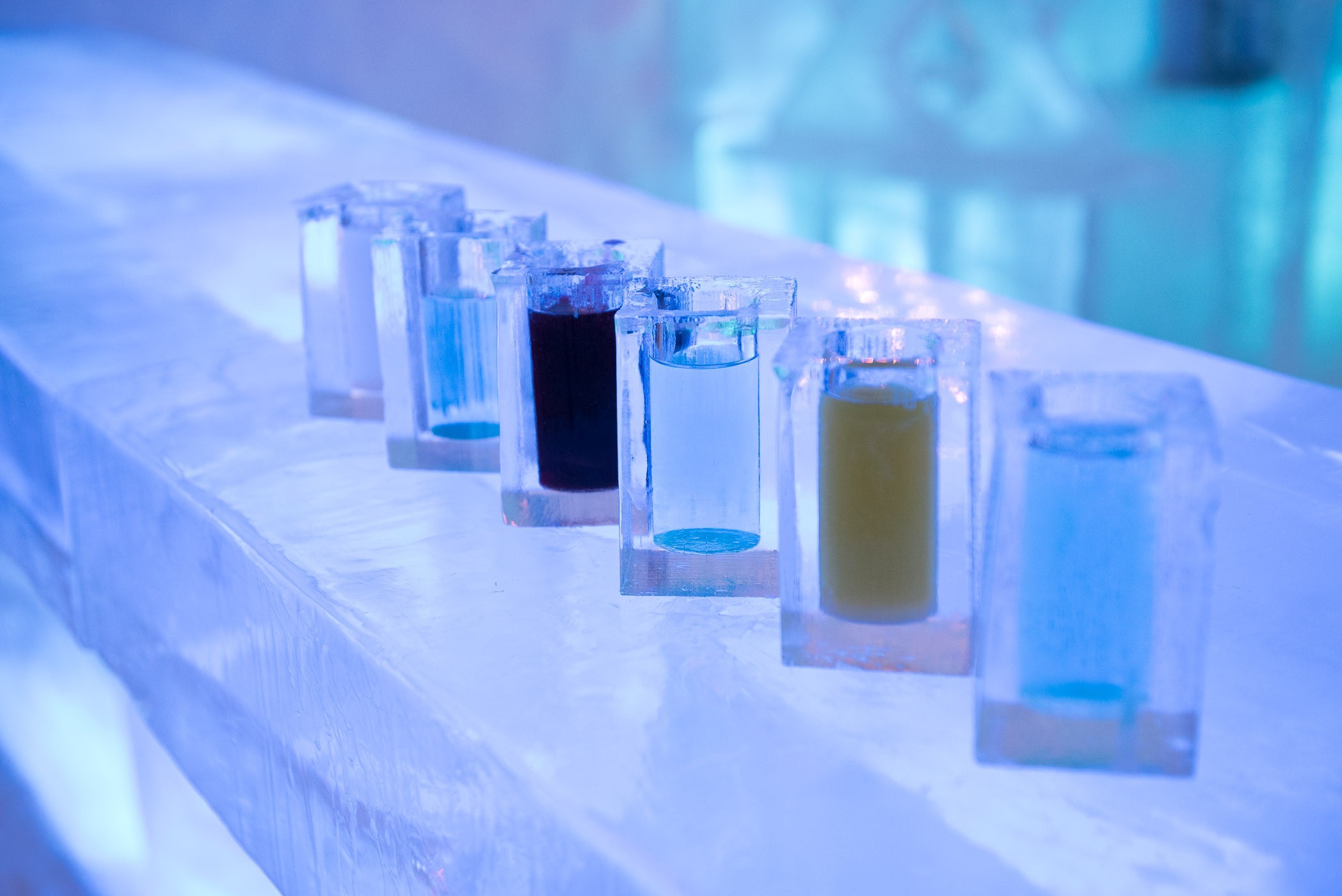 6x cocktails in een 'beker' van ijs. (Die trouwens gewoon weer 'afgewassen' en hergebruikt worden')