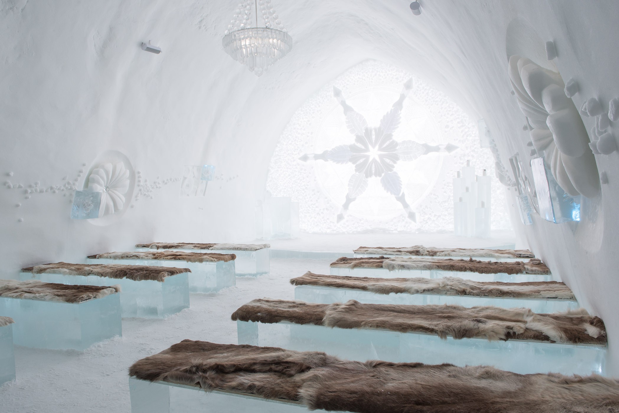 Gelukkig krijg je geen koude billen door de rendierenvellen