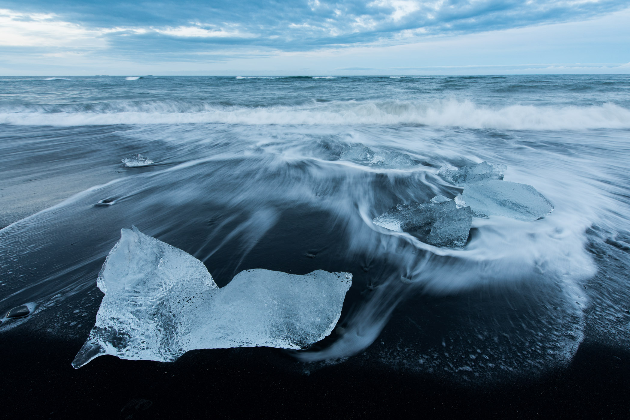 Ijs fotograferen op het zwarte strand van diamond beach in IJsland