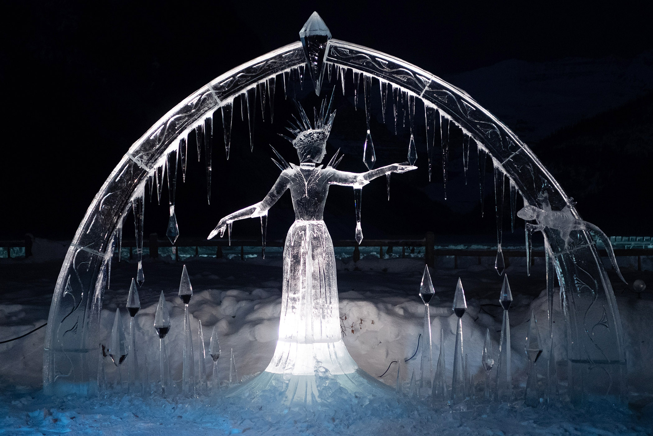 Ijssculptuur van vrouw met donkere achtergrond