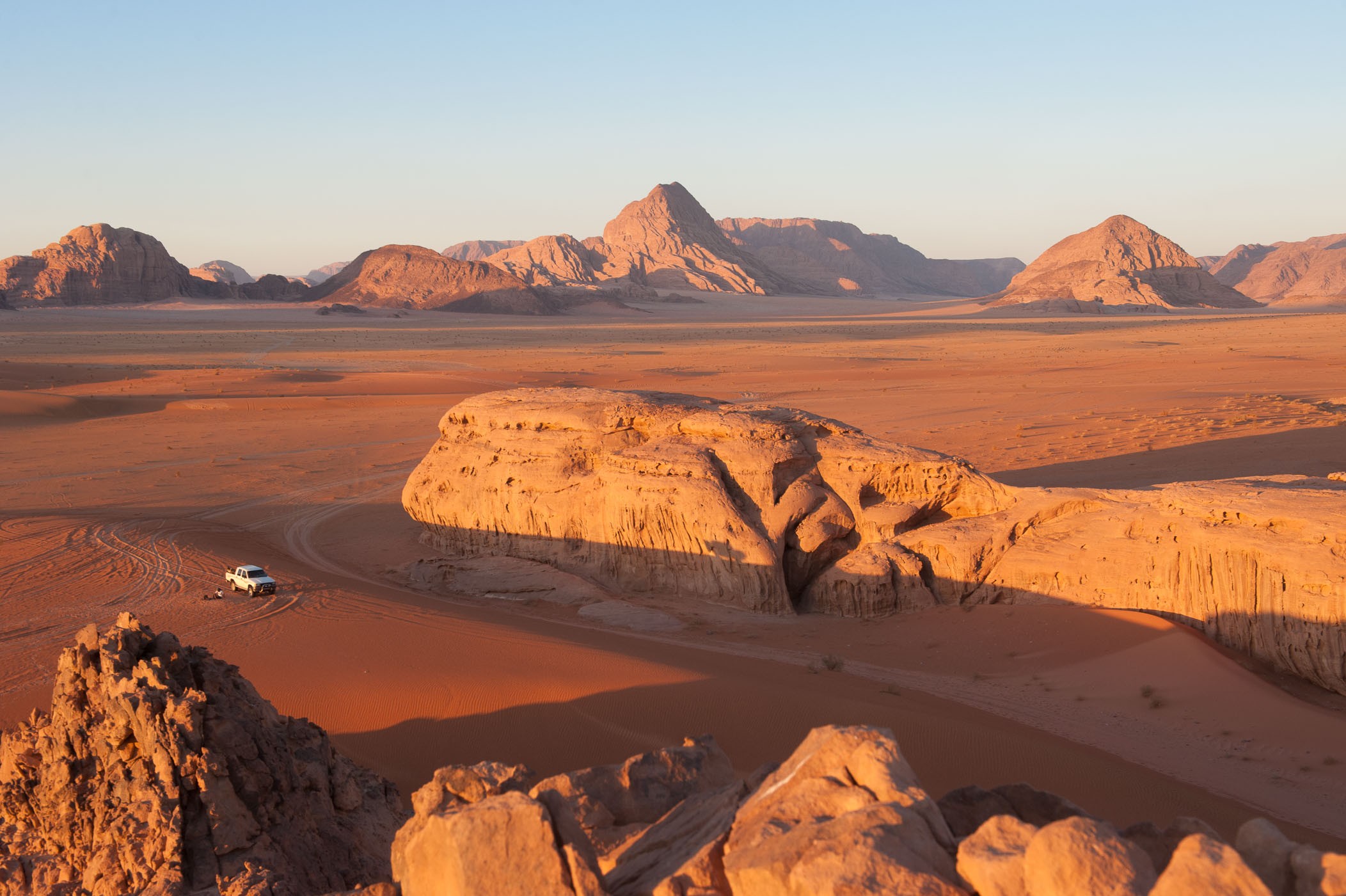 Door het gouden uurtje lijkt het zand nog meer oranje