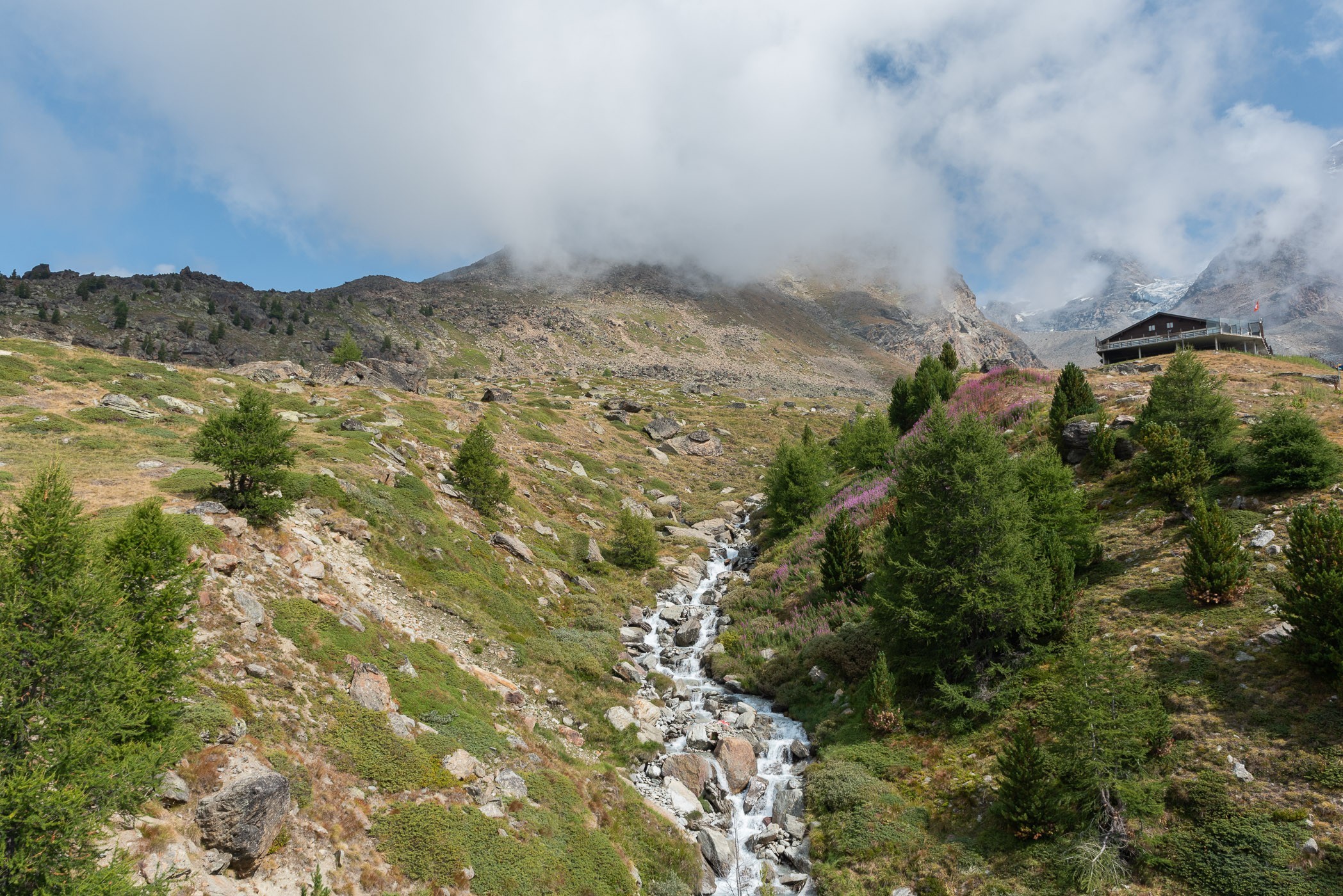 Vanuit hetzelfde kabelbaantje, maar nu op de weg naar beneden. Het raampje in de cabine kon alleen aan de zijde van de deur open, dus op de terugweg kon ik de andere kant op fotograferen.