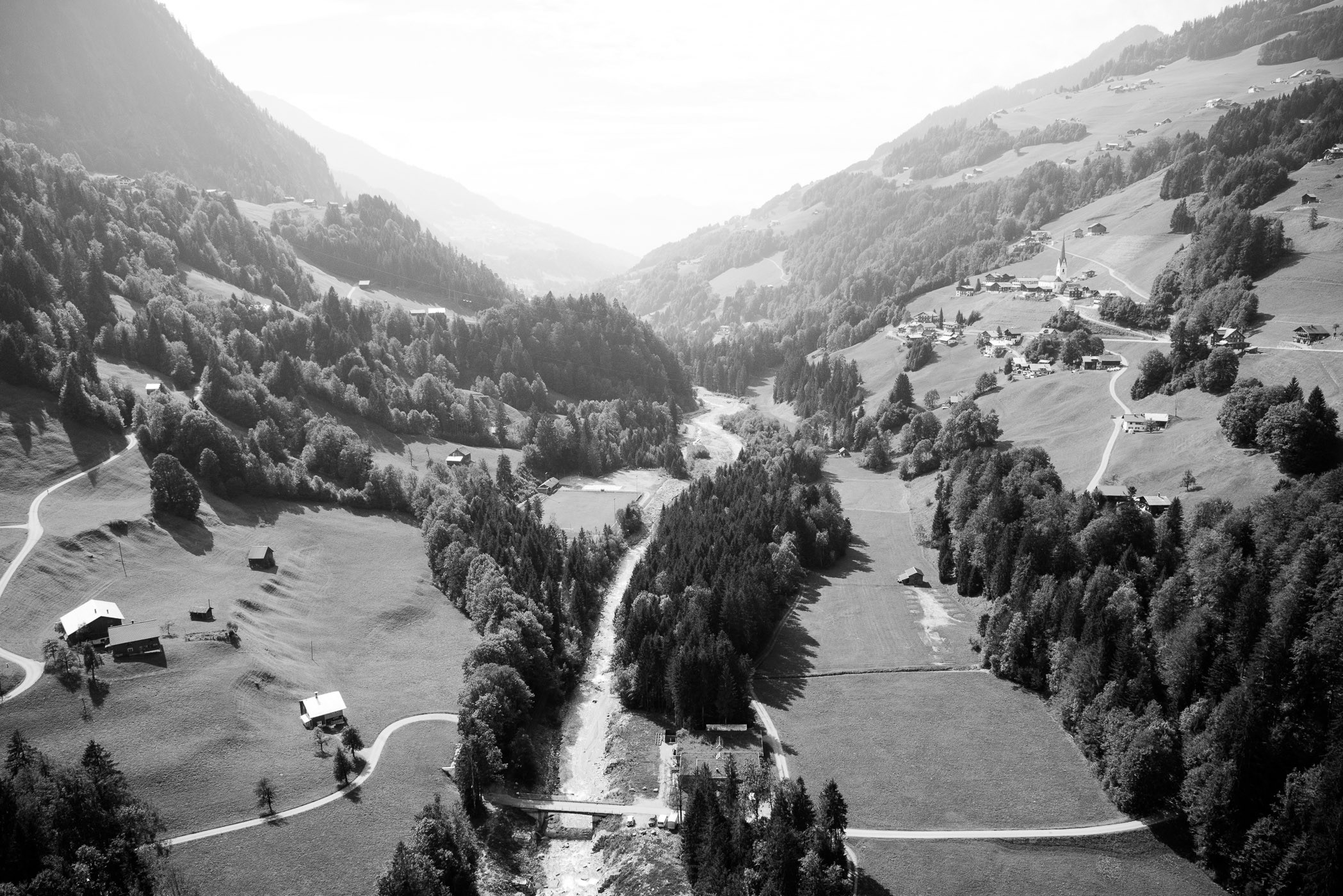 Hier ging het kabelbaantje over het dal van de ene naar de andere berg. Voor deze foto hield ik mijn DSLR door het raampje van de cabine.