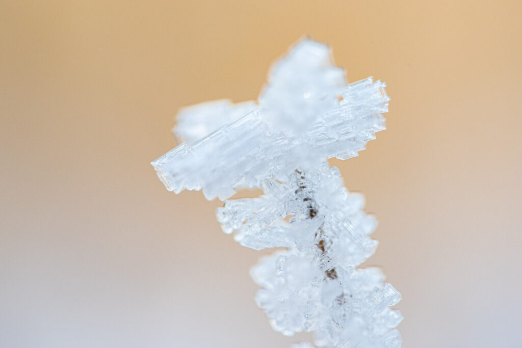 IJskristal met gele achtergrond