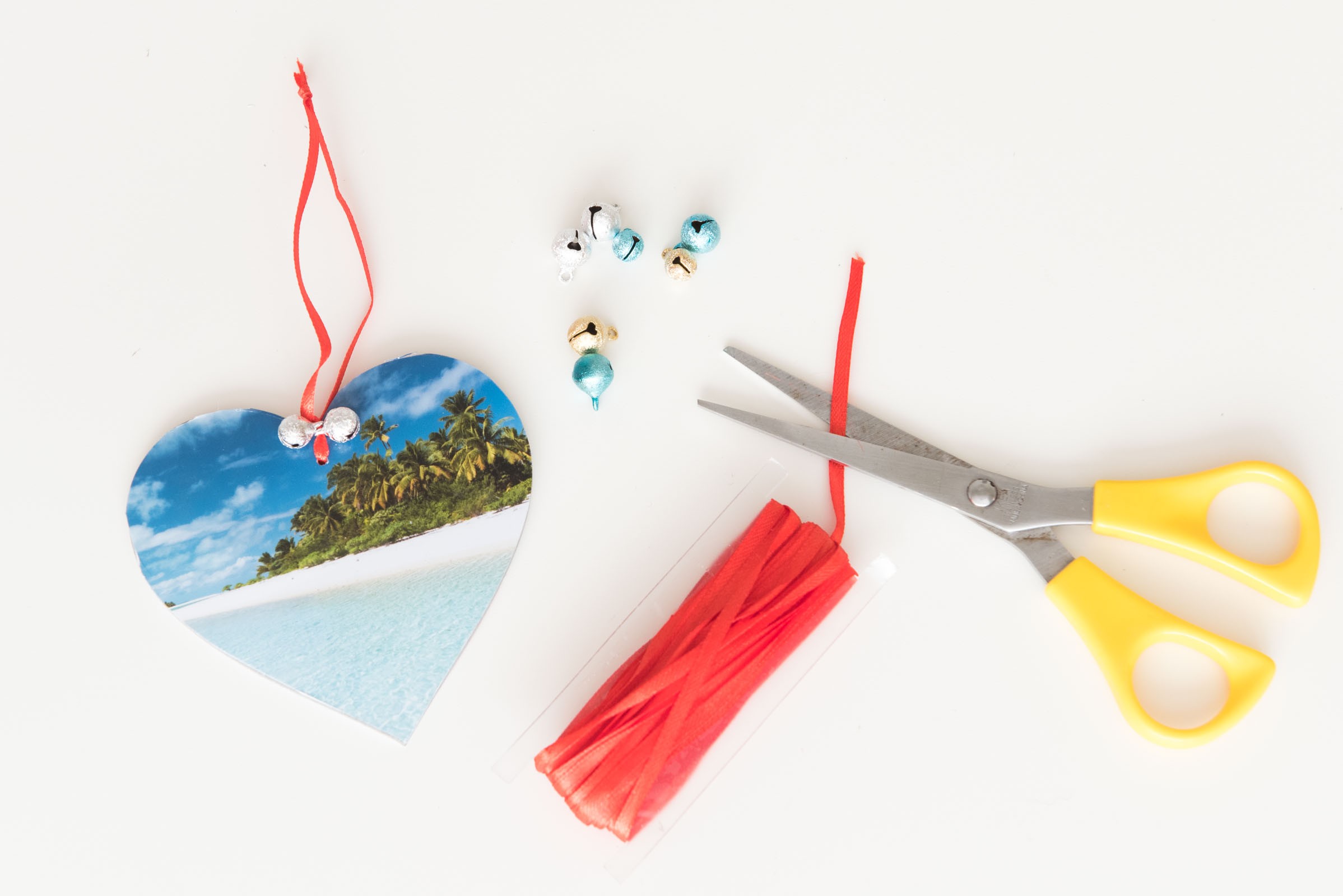 Een aantal kerstballen versierde ik met een paar belletjes aan het lintje