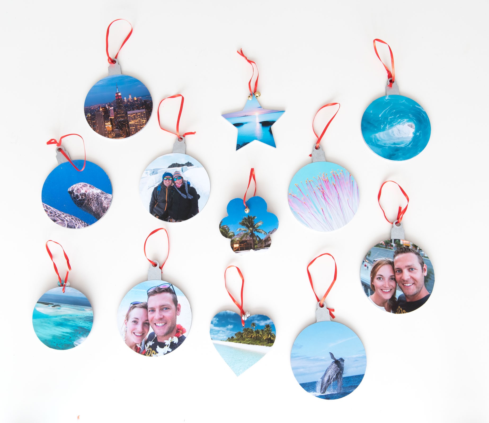 De kerstballen aan de lintjes. Voor deze zijde gebruikte ik veel foto's met blauwtinten...