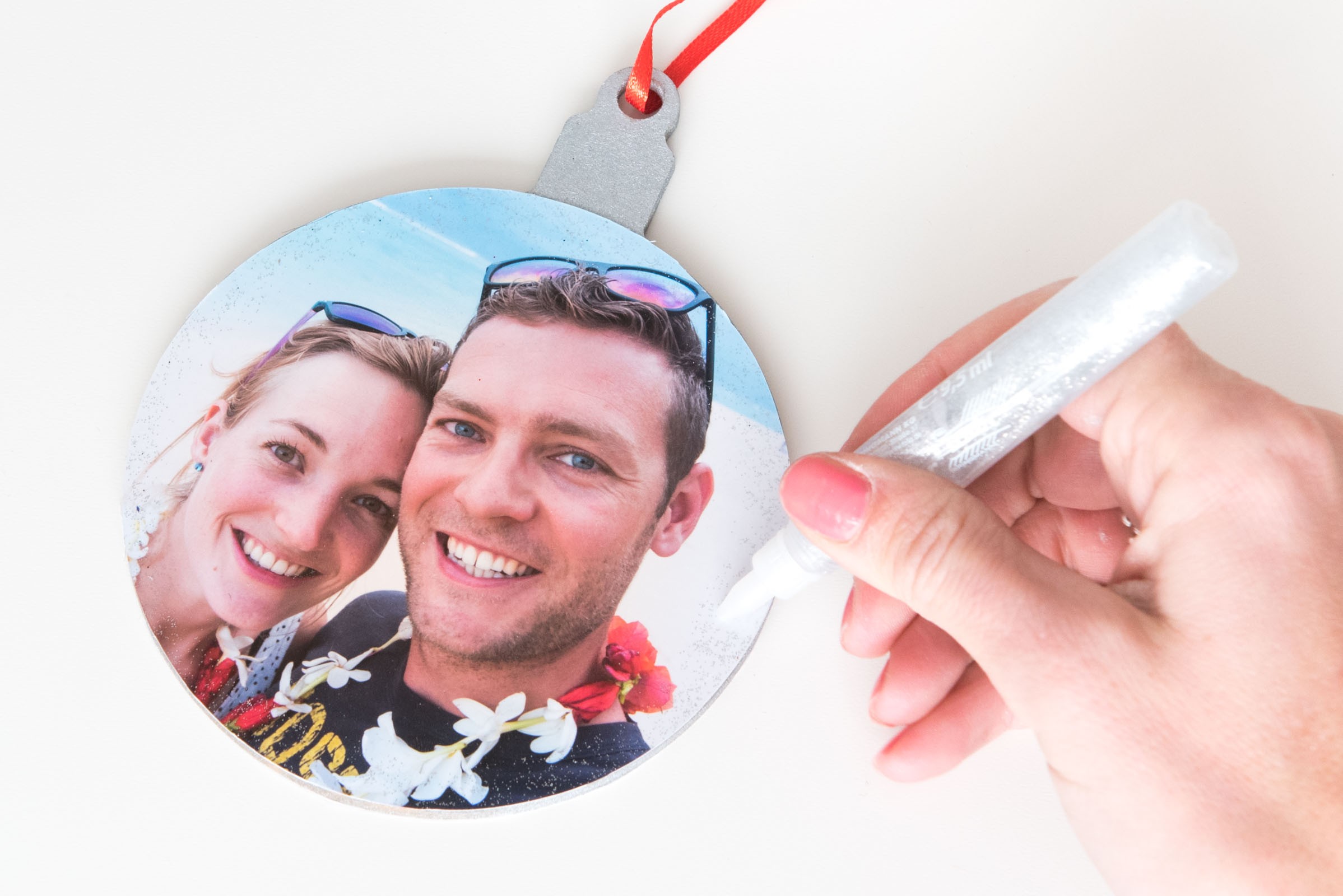 Met een glitterpen maakte ik een glitterrandje. De lijm droogt transparant op en zie je daarna dus niet meer.