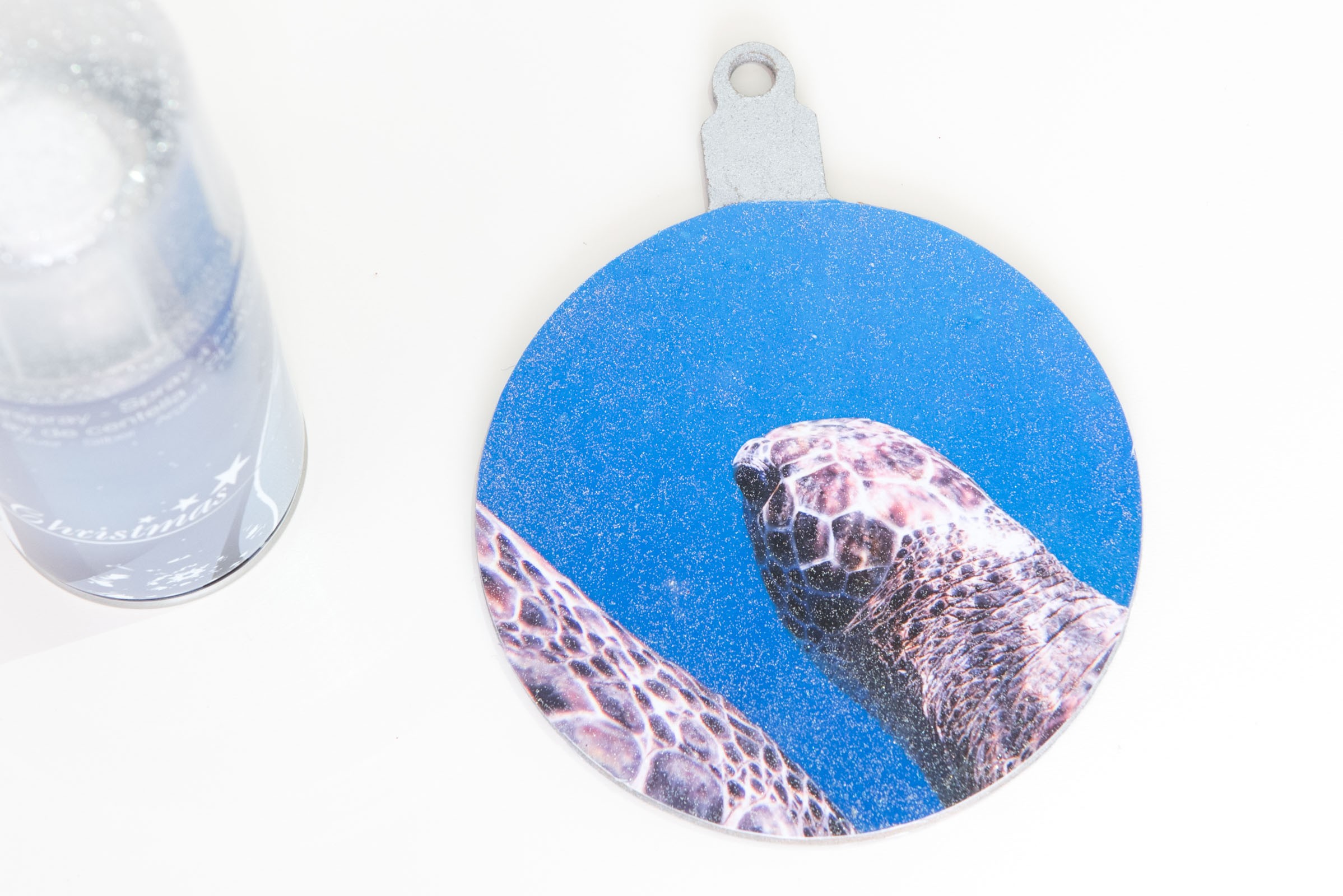 kerstballen-met-fotos-knutselen-glitterspray