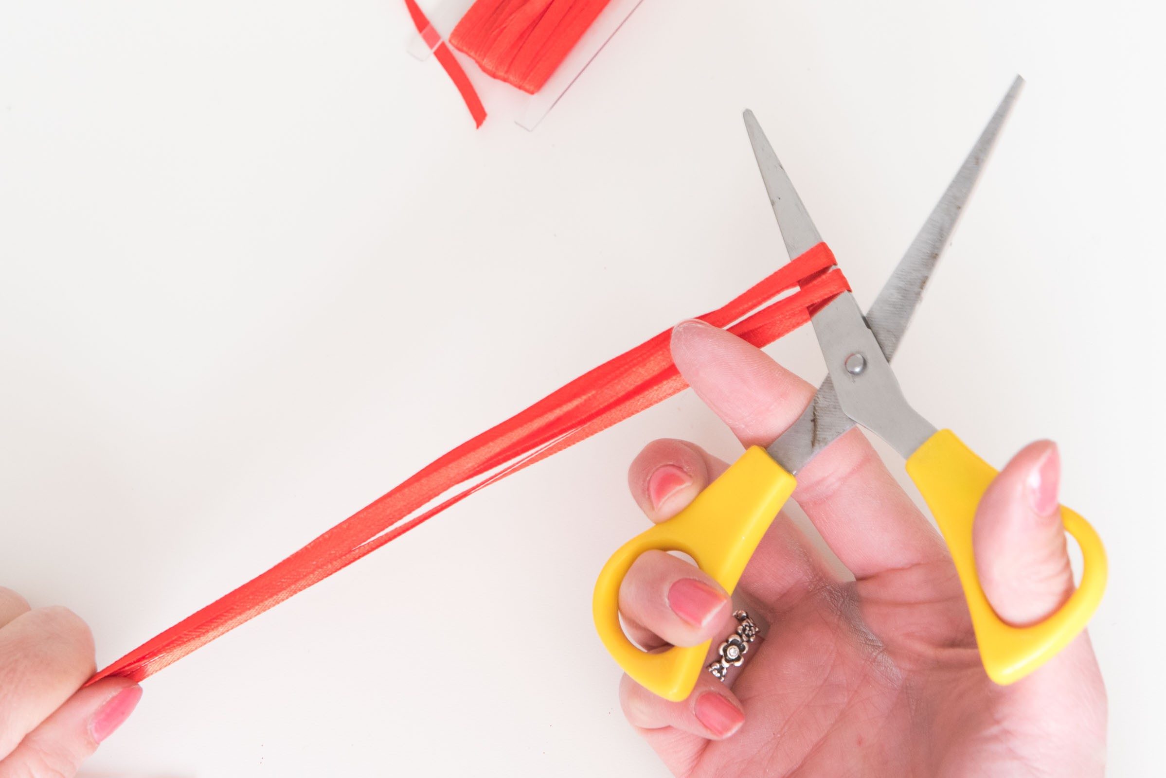 Knip de lintjes eerst netjes op maat.