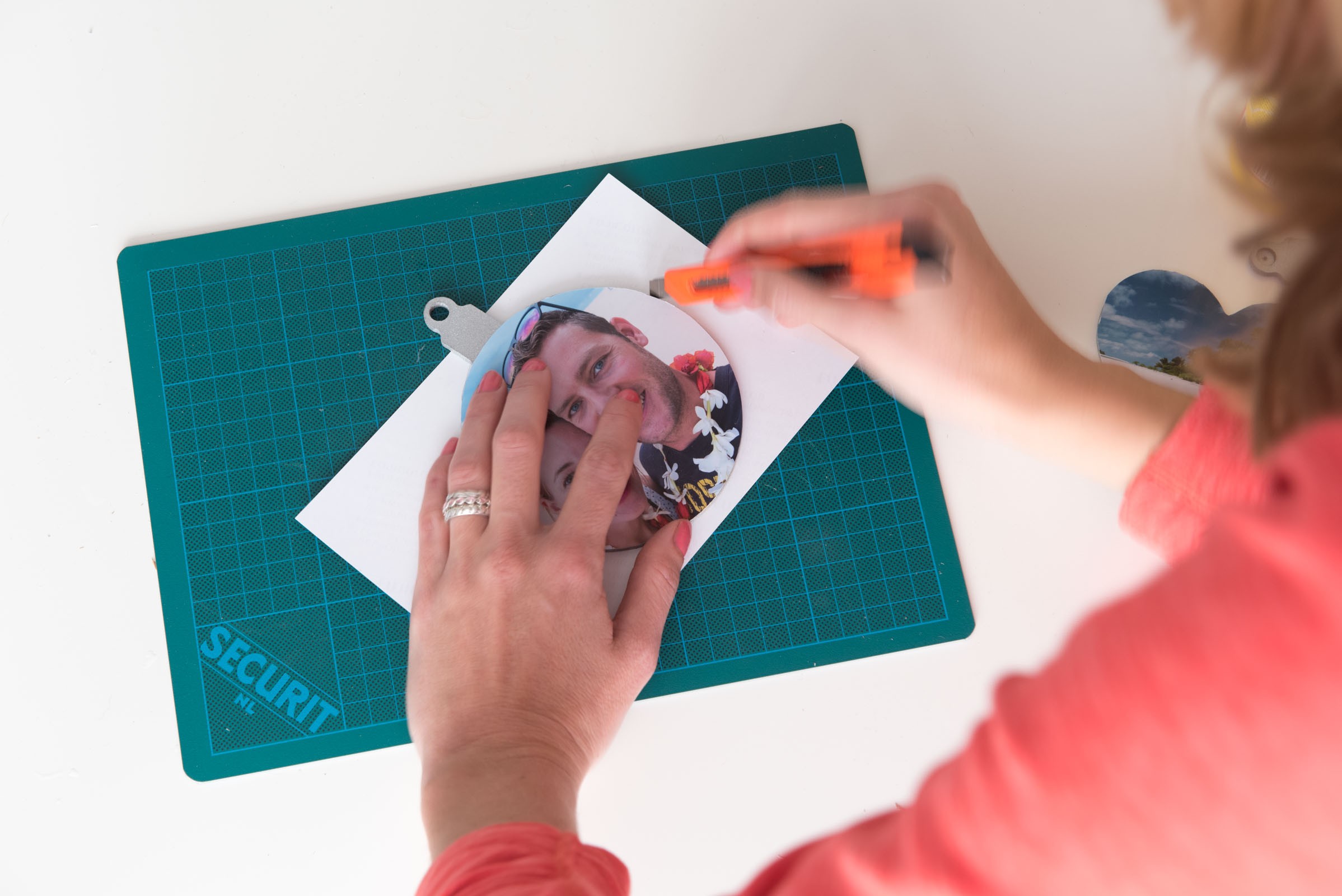 Beplak hierna de andere kant van de kerstbal en snijd deze foto ook uit.