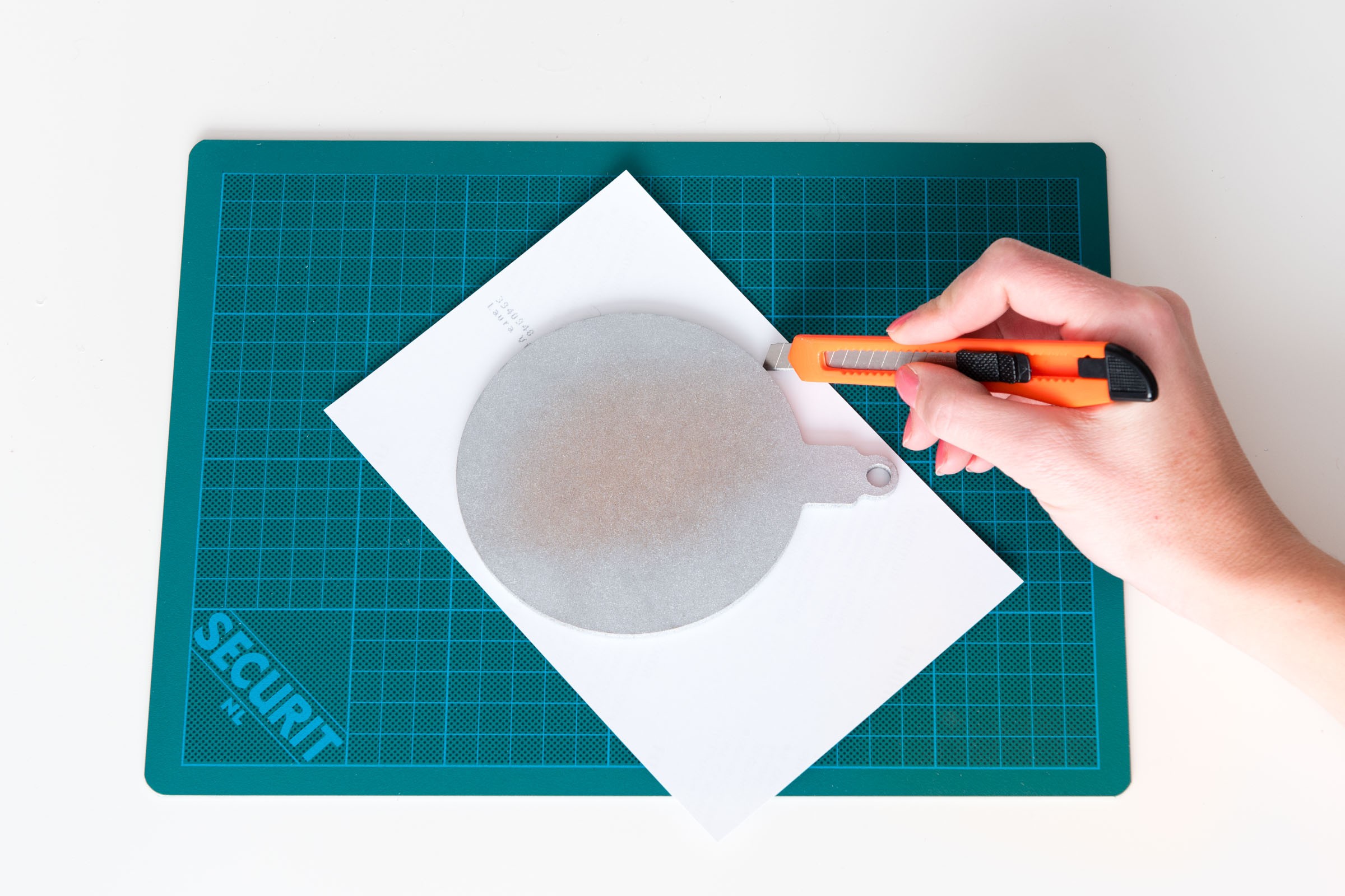 Op de plaats die de 'bovenkant' gaat worden van de kerstbal, maak ik nu eerst een dunne snede.