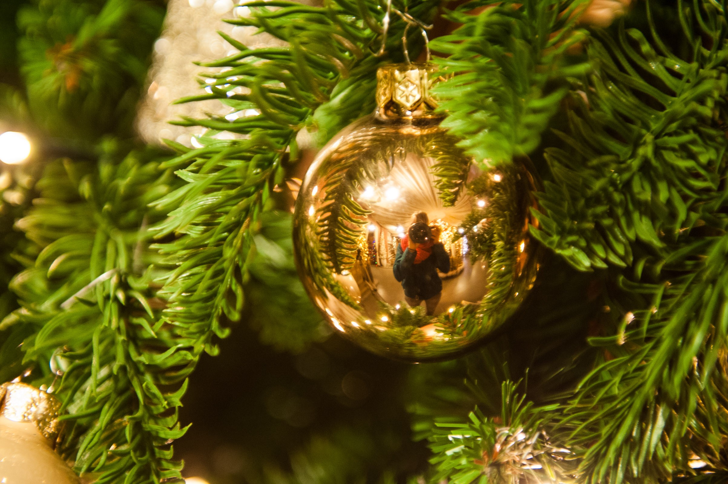 Maak eens een zelfportret in een glimmende kerstbal