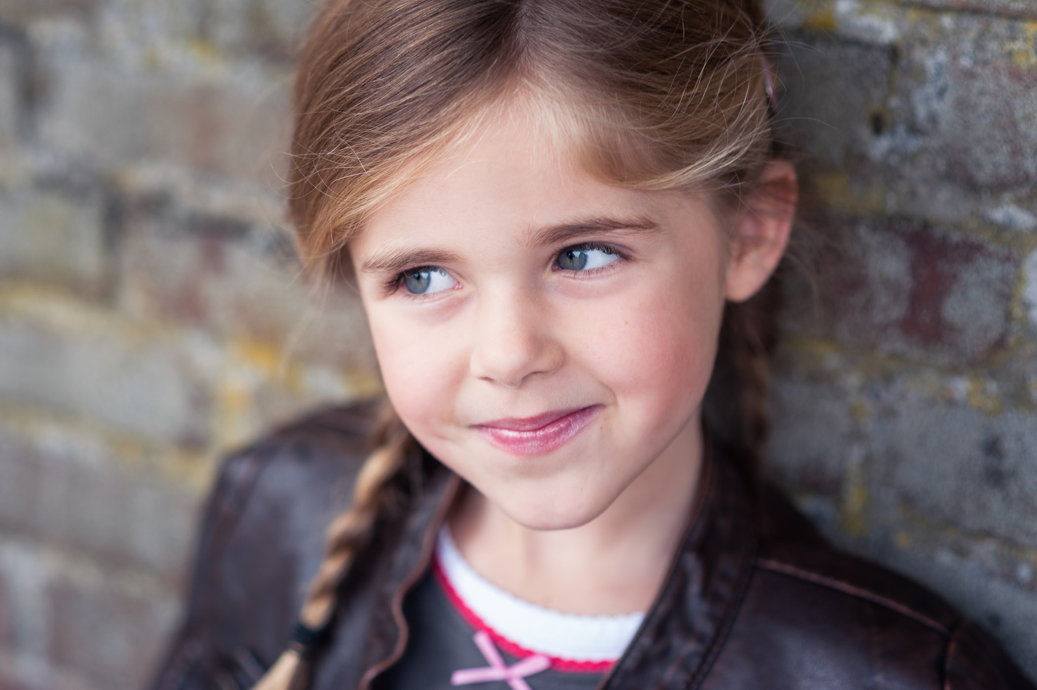 Bente's hoofd staat een in het midden van de foto, haar ogen kijken opzij.