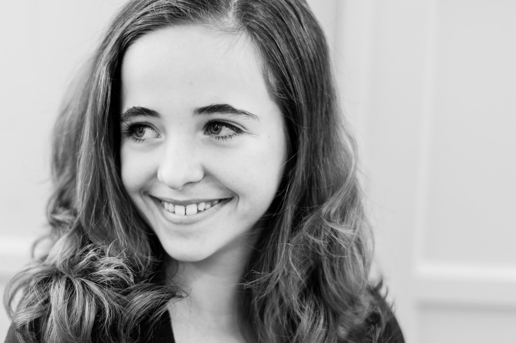 Emmy's blik gaat hier direct tegen de rand van de foto.