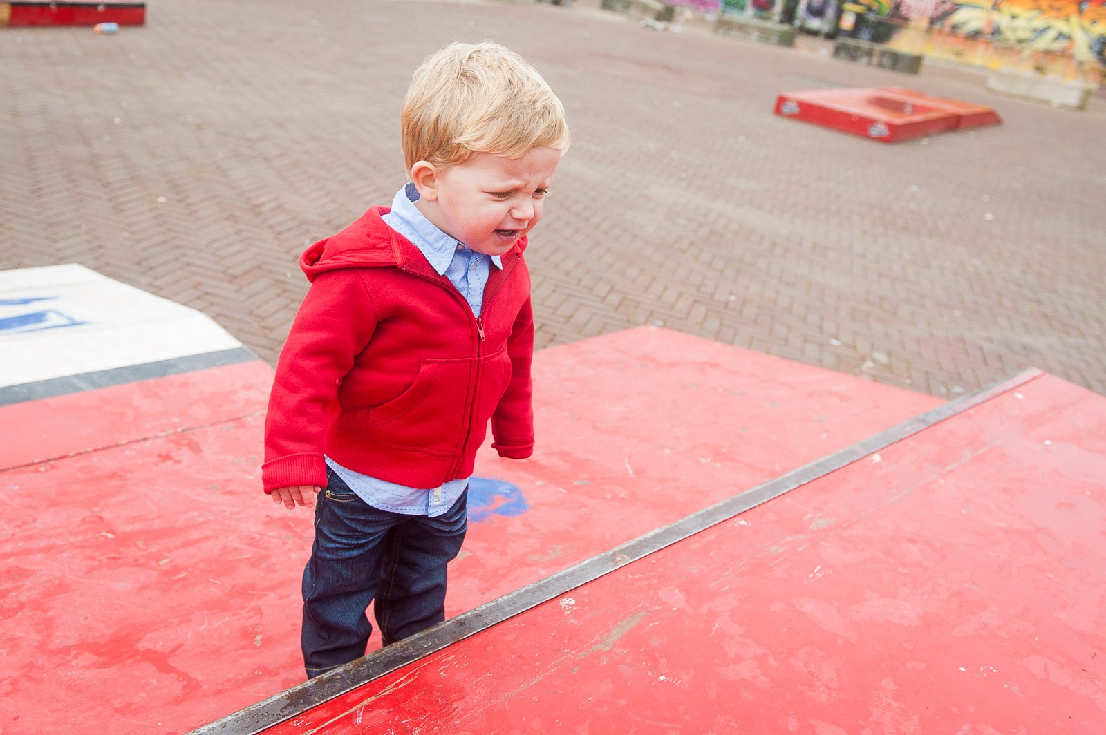 Wat als een kind geen zin heeft? Het jongetje op deze foto heeft duidelijk geen zin en kijkt boos