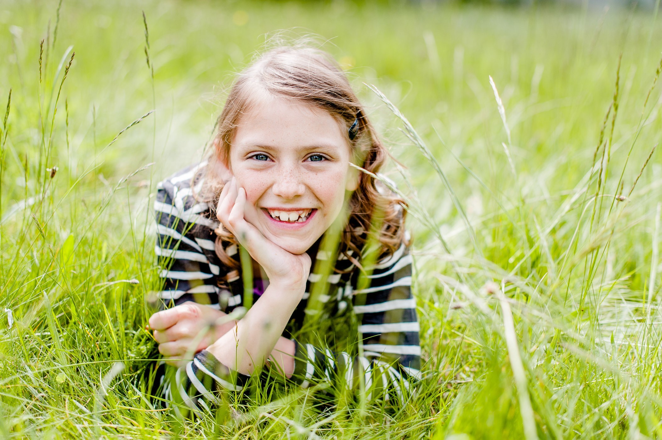 Niet alleen het meisje ligt op haar buik in het gras, ik doe dat ook!