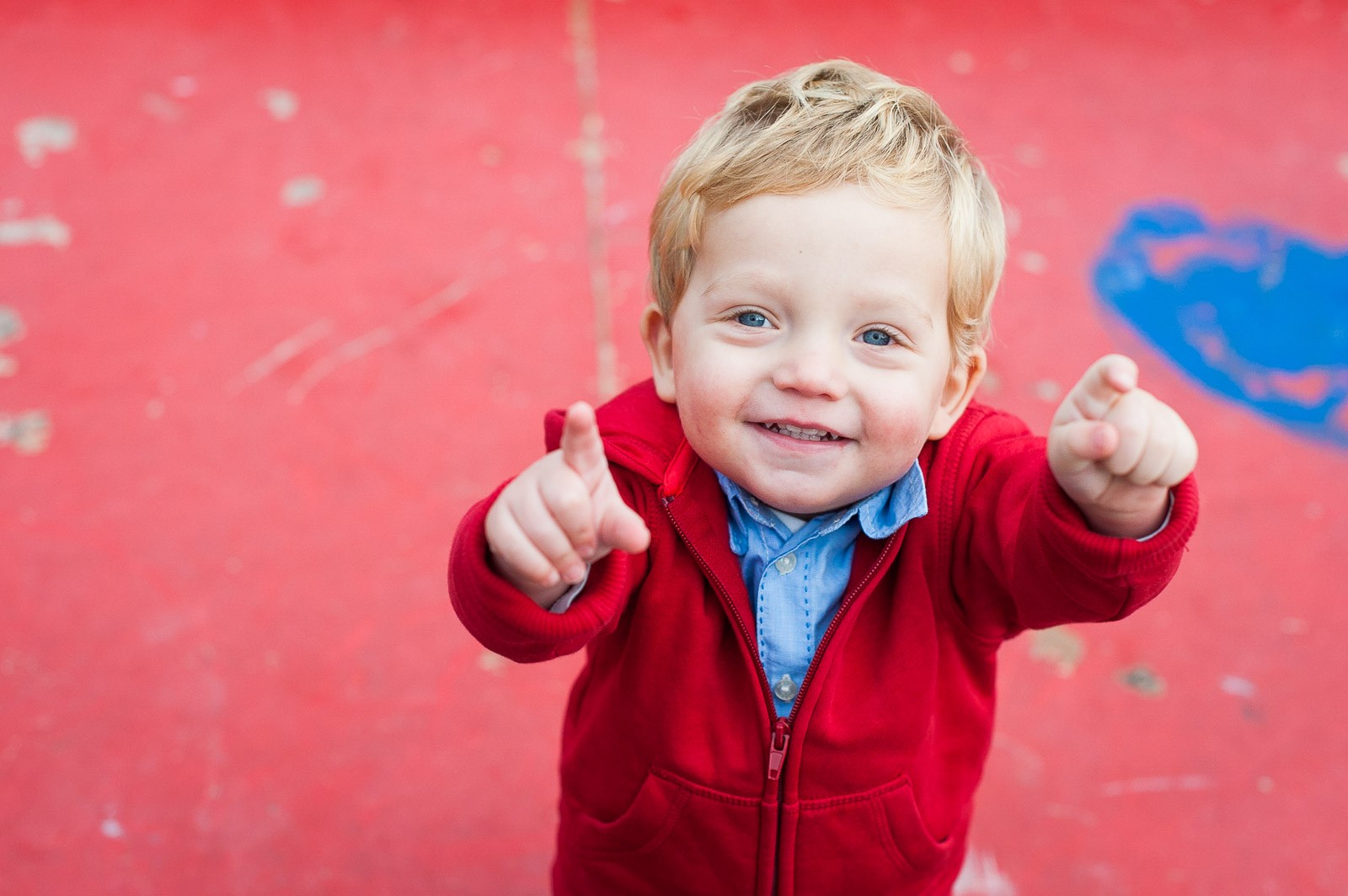 Het jongetje op deze foto heeft duidelijk plezier