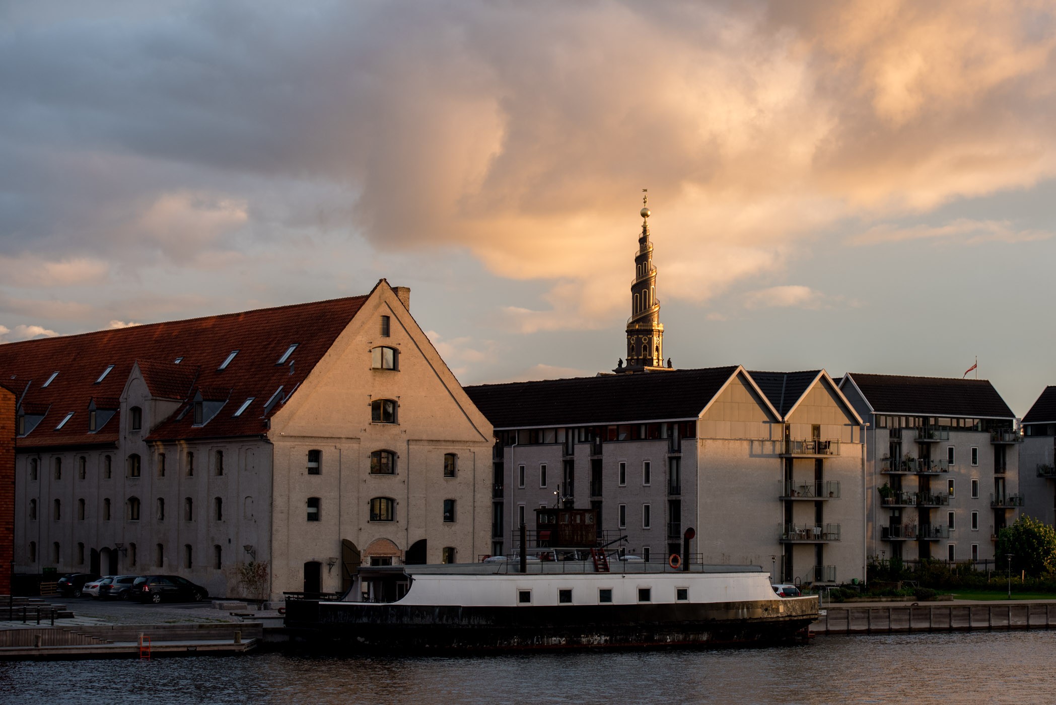 Dat deze foto draait om het licht op de kerktoren komt niet goed naar voren. Je wordt afgeleid door de andere gebouw en de boot onderin beeld.
