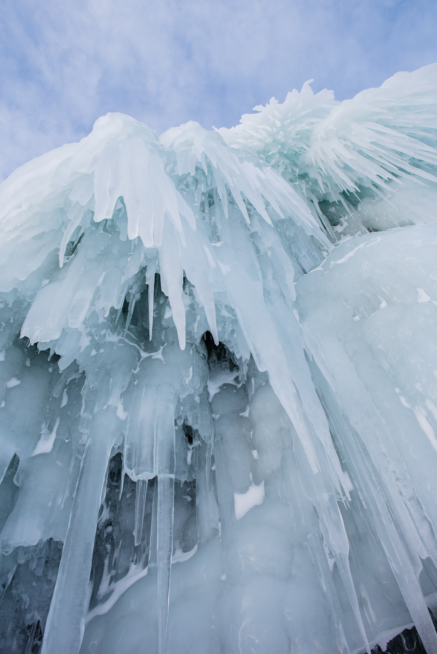 Ijspegels van onderaf gefotografeerd