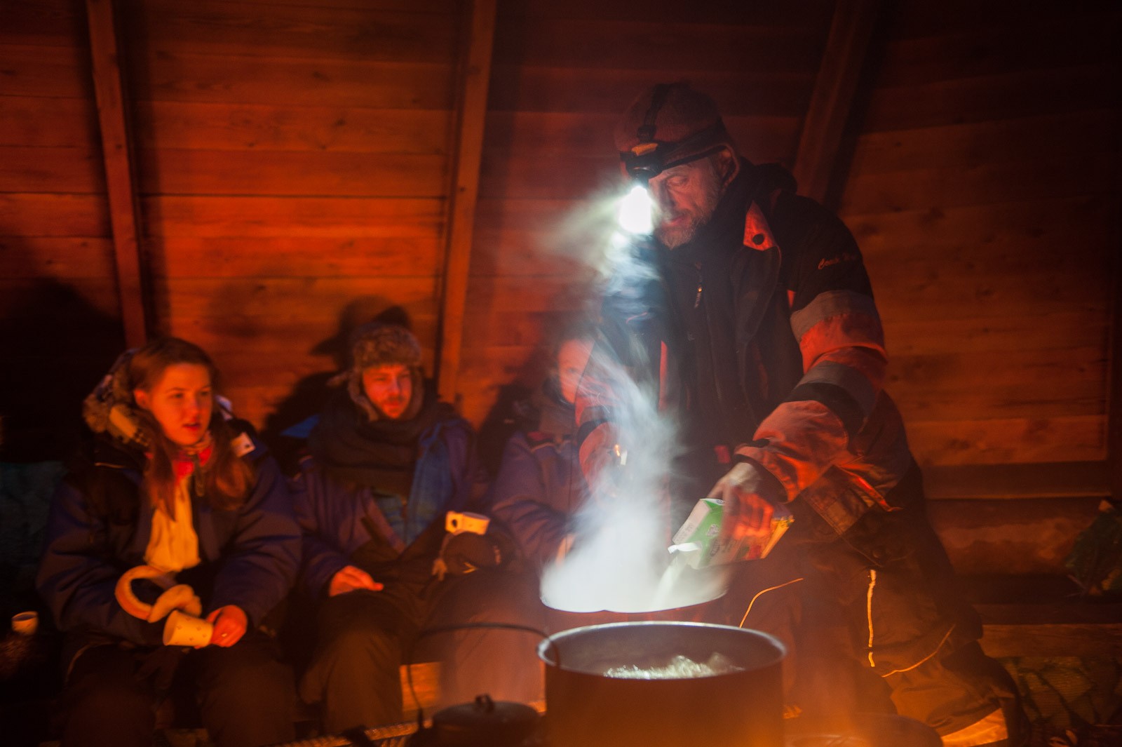 De finse gids maakt een soepje klaar op het kampvuur.