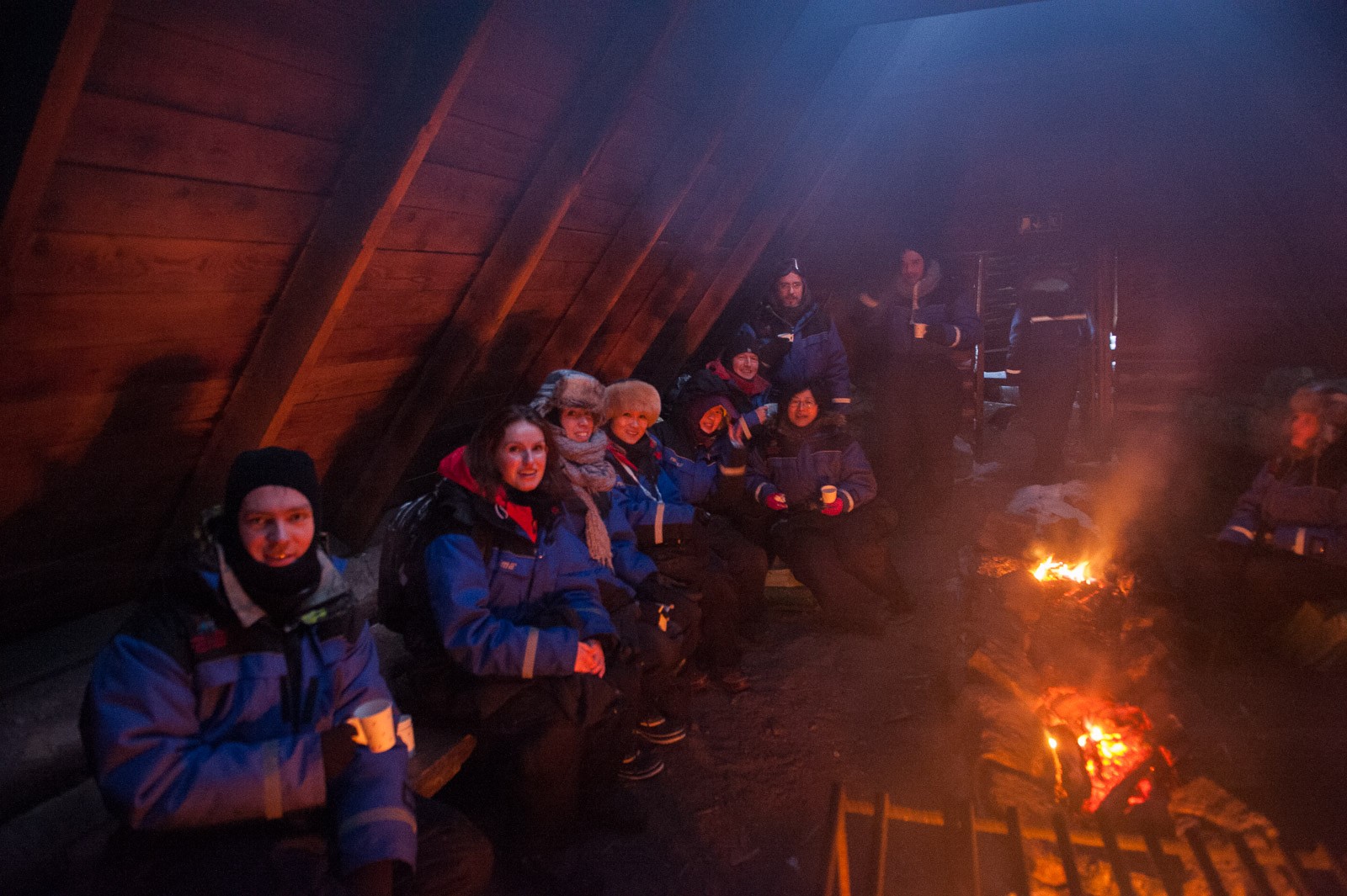 Met z'n allen in het hutje, aan het opwarmen!