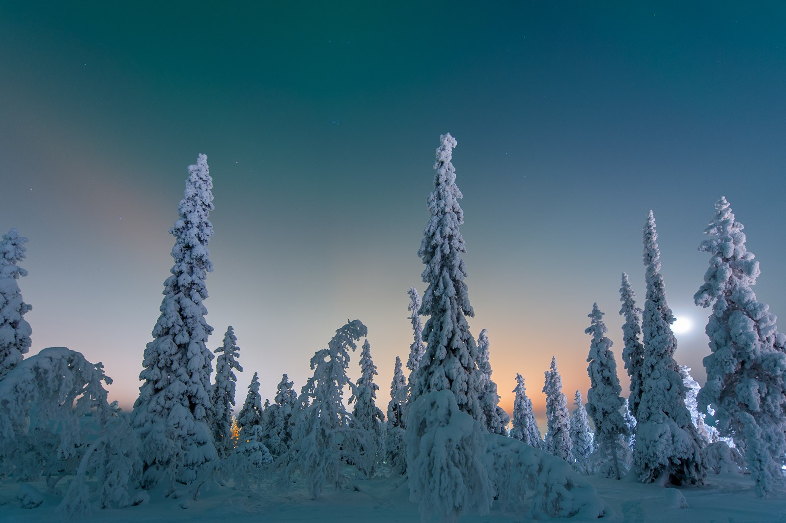 Het licht van het dorpje vermengd met maanlicht en een hééél klein beetje noorderlicht bovenin.