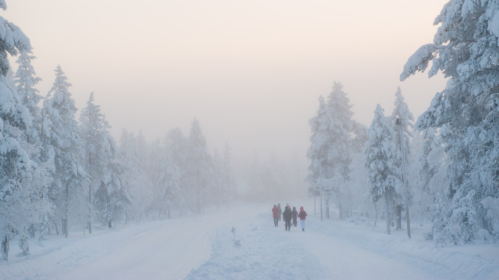 Onderweg naar de supermarkt in Saariselka in een besneeuwde wereld