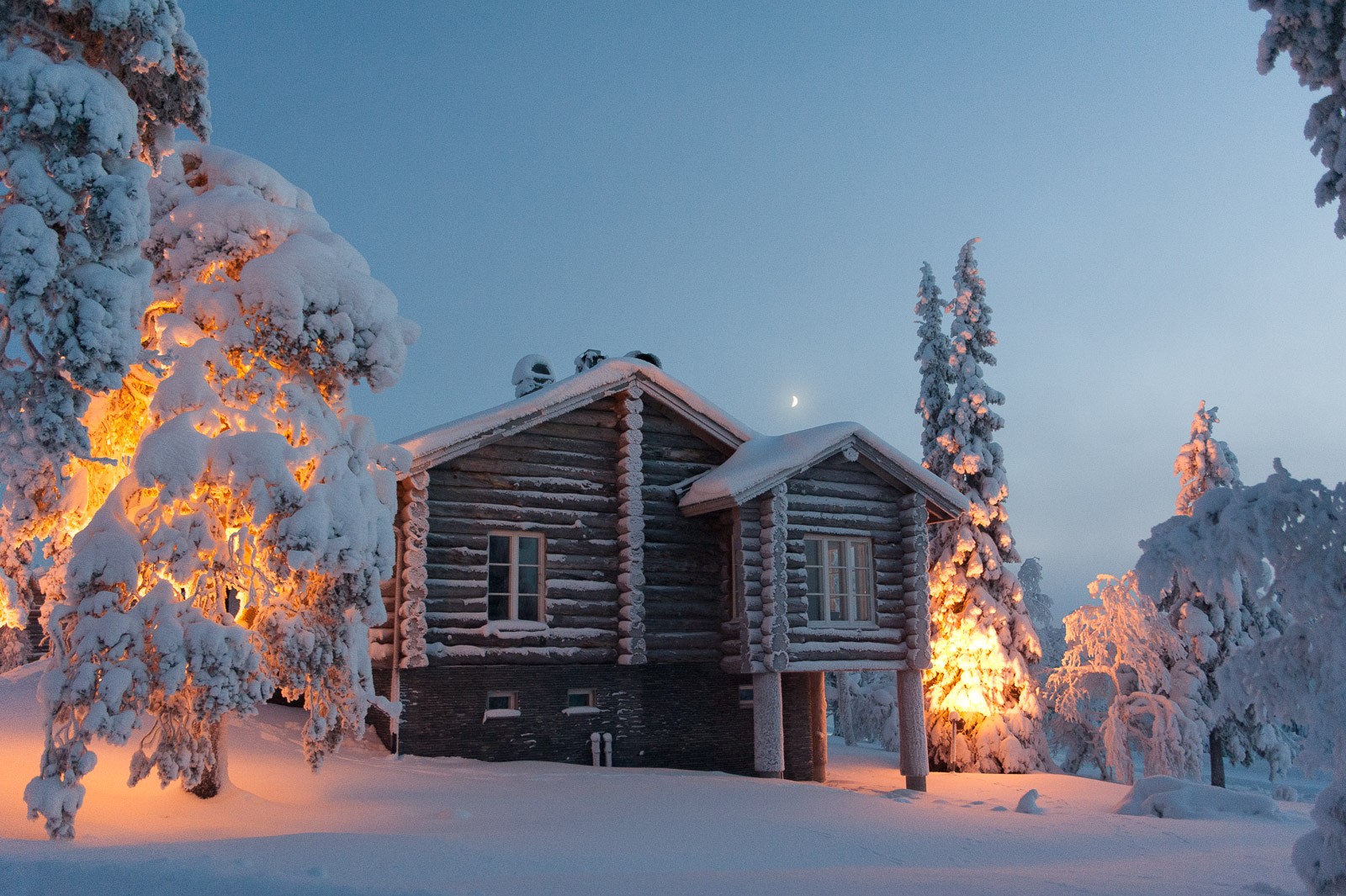 Huisje in Saariselka, Lapland. Om half 3 begon het al bijna weer donker te worden, de lichten gaan aan.