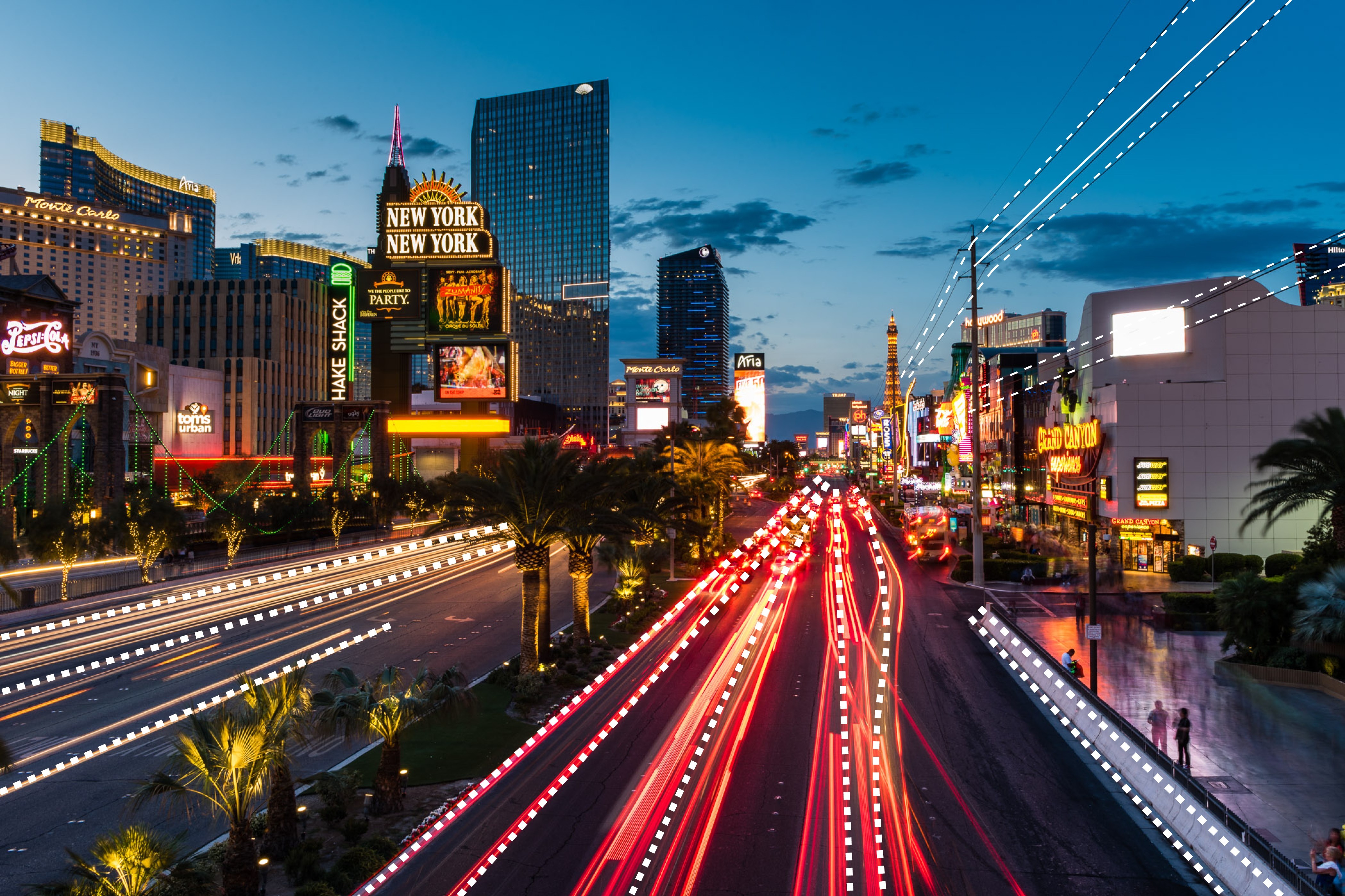 De verkeersstrepen en de kabels boven de weg zijn de leidende lijnen in de foto