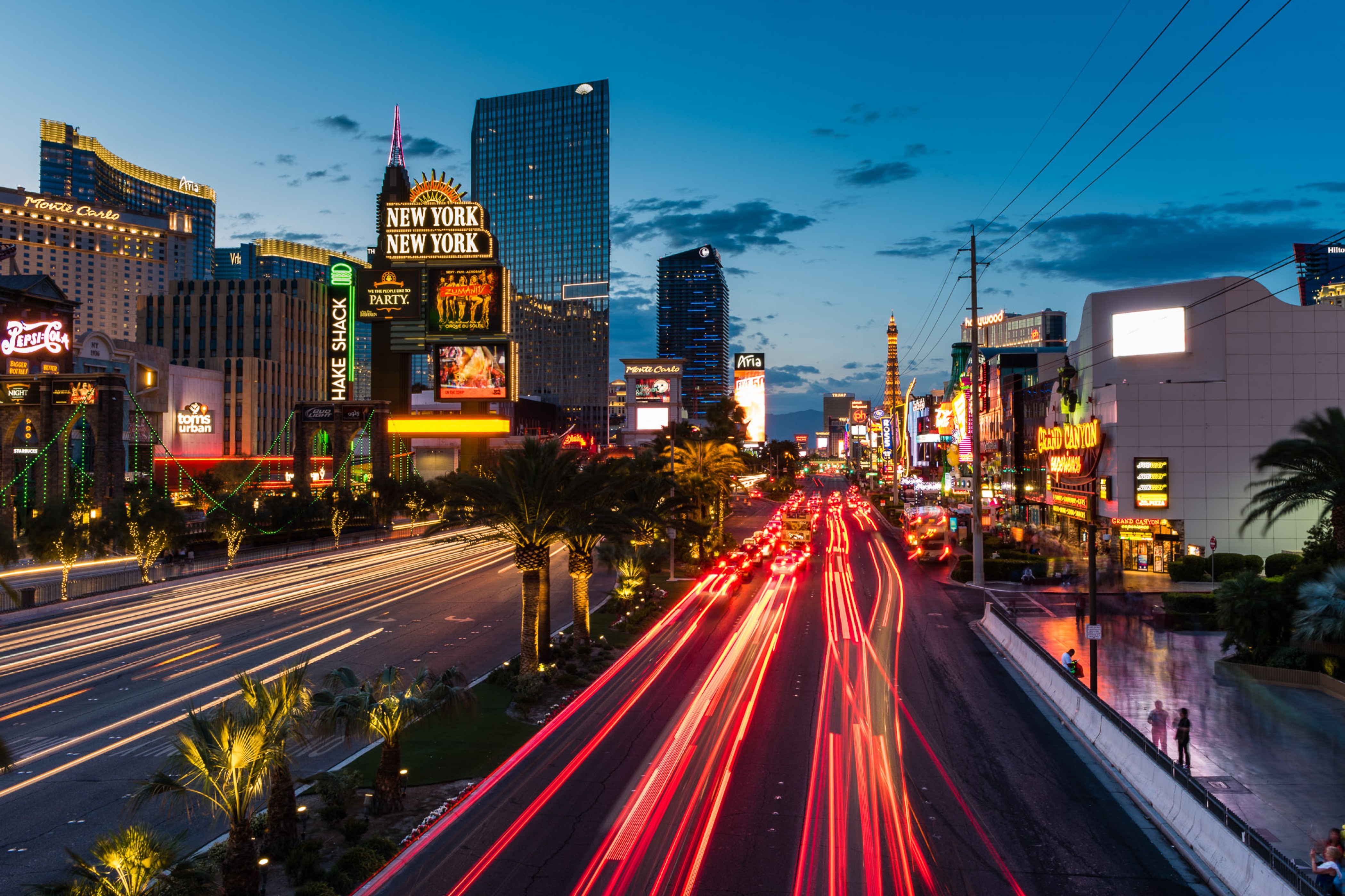Verkeerstrepen van auto's bij de Las Vegas Strip