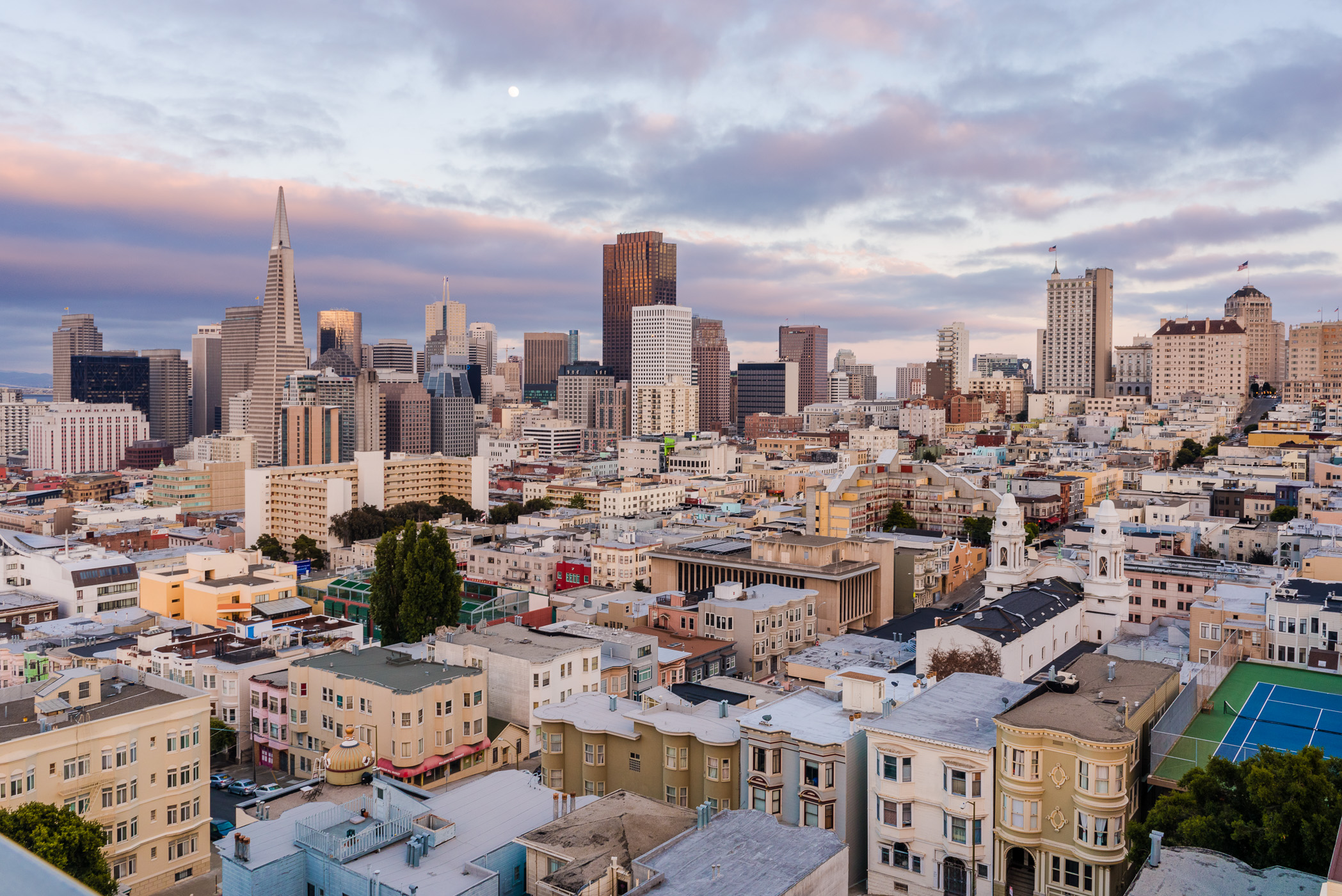 De maan als kleine stip boven San Francisco.