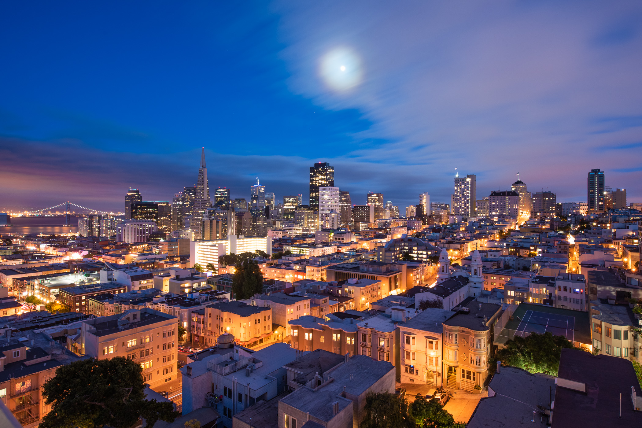 De maan lijkt nu groter