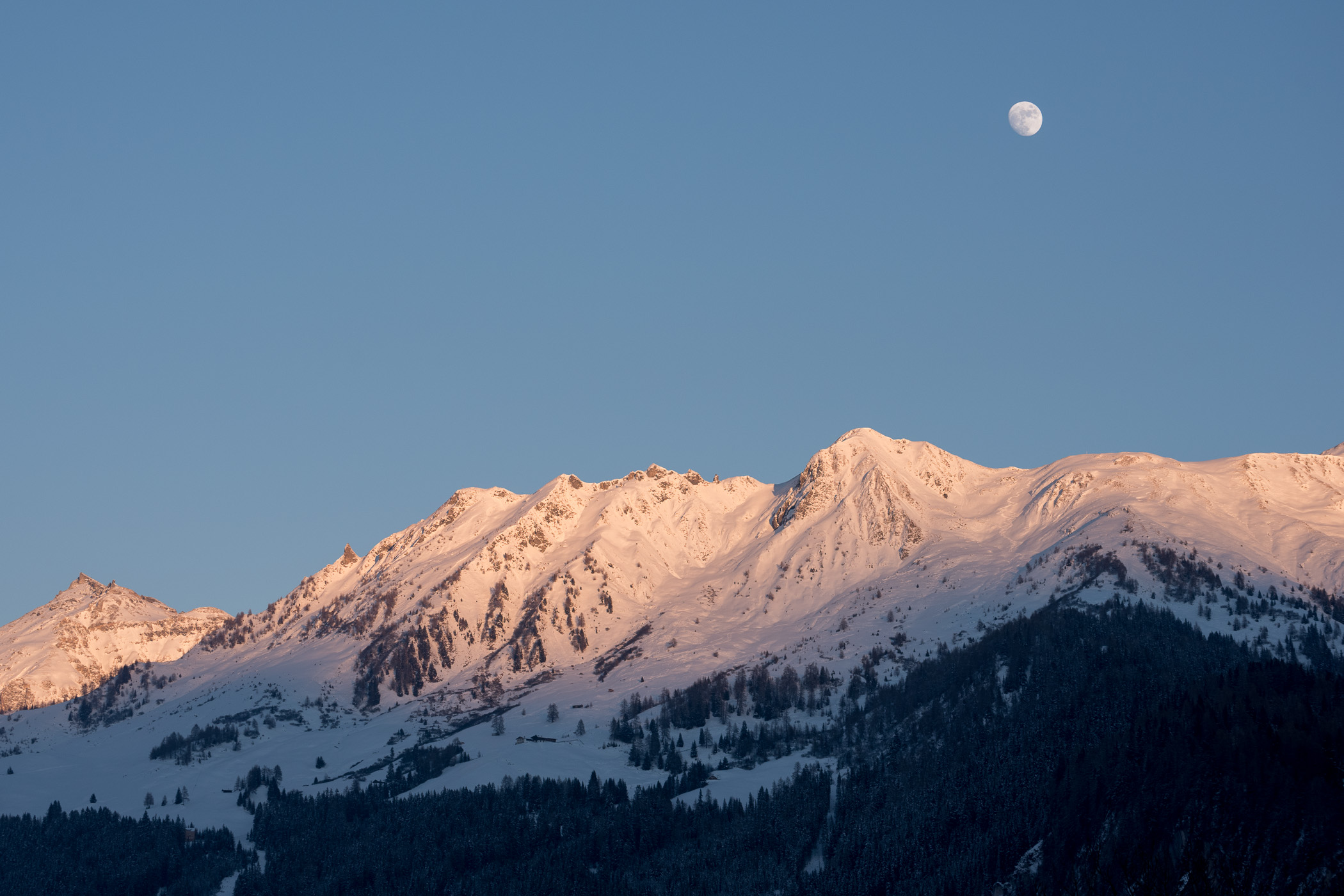 Berglandschap met maan