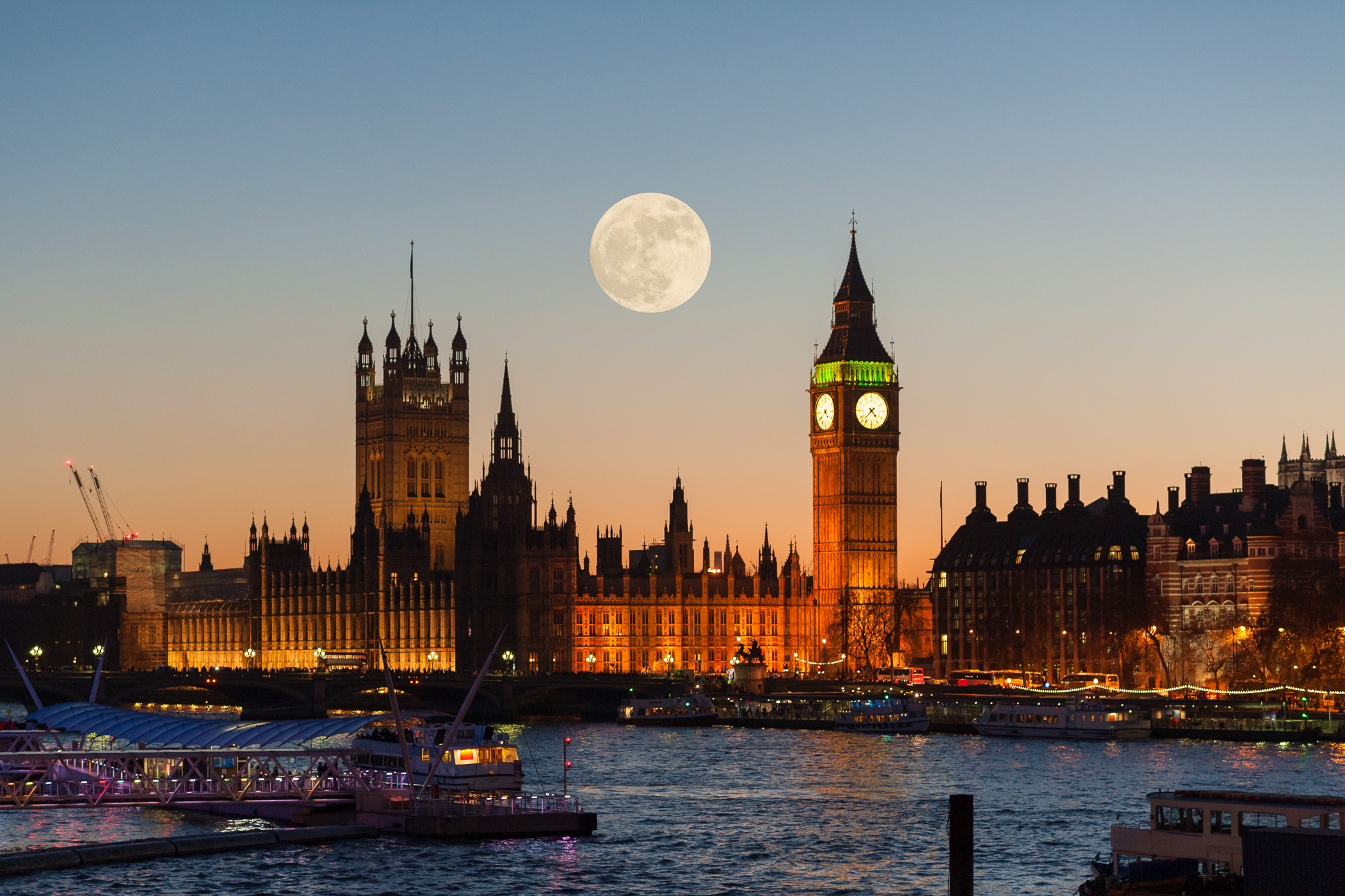 Maan naast de Big Ben in Londen: gemanipuleerd beeld