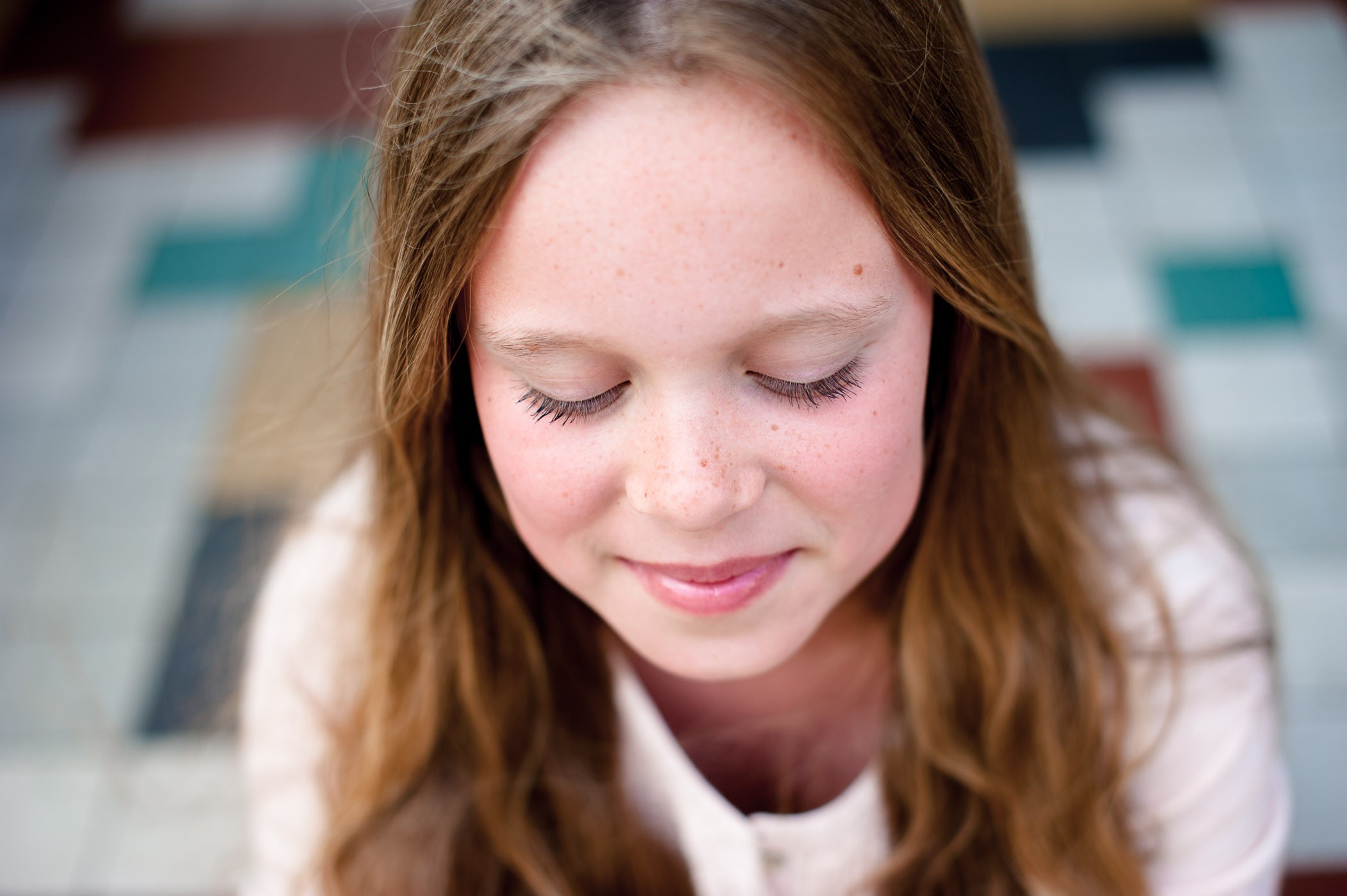 Het helpt om duidelijke instructies te geven. Niet "kijk omlaag" maar wel; je neus wijst naar [x] en je ogen kijken naar [y]