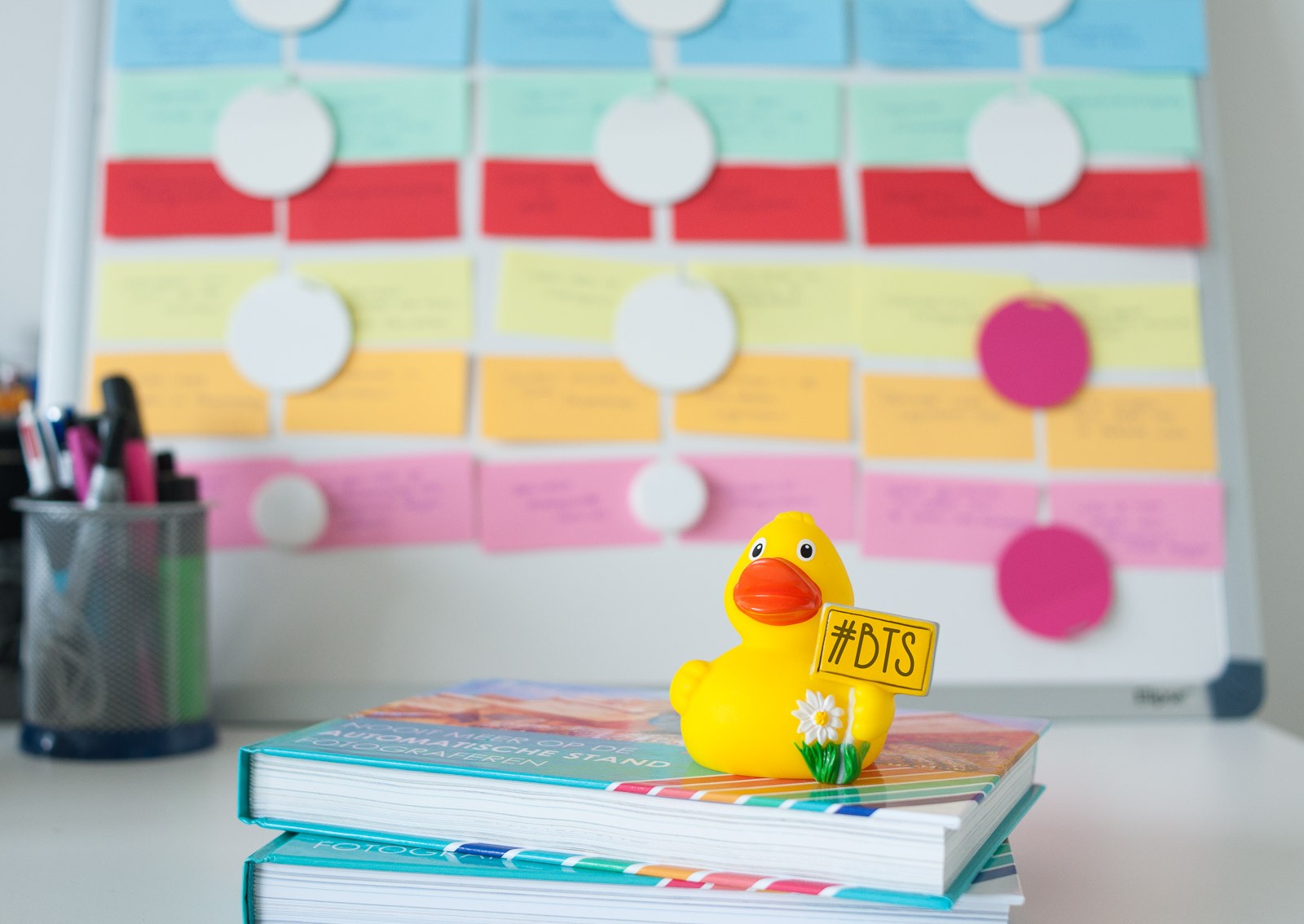 Behind-the-scenes: het magneetbord bevat de blogplanning :)