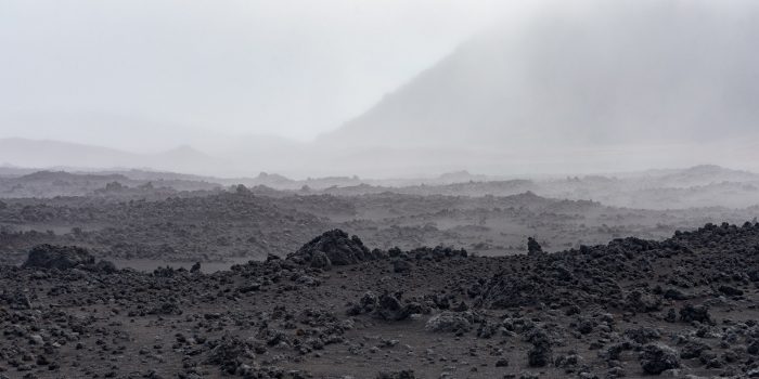 Een bijzonder landschap op de Haleakalavulkaan op Maui, Hawaii. De foto lijkt omgezet naar zwart-wit, maar dat is-ie niet.