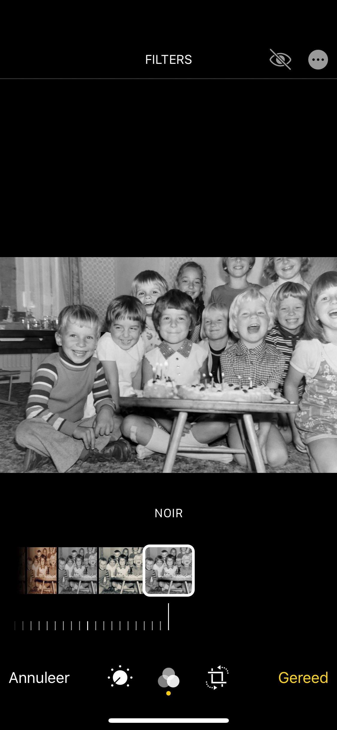 Omdat de foto niet echt zwart-wit is, heb je de bewerkingsmogelijkheden van iPhone gebruik om de foto echt zwart-wit te maken.