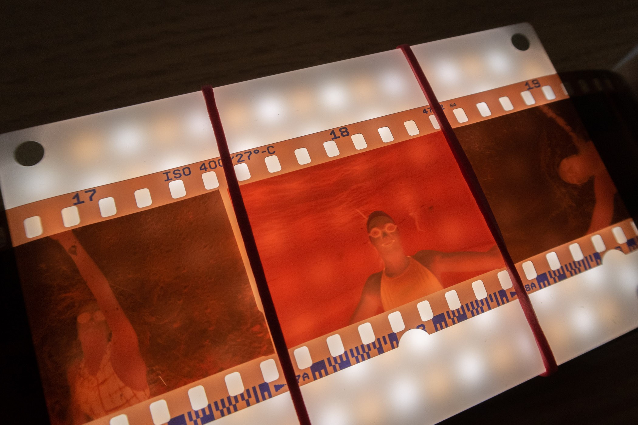 Als het negatief rechtstreeks op het lichtje geplaatst werd, dan zie je nog de individuele lampjes. Dat zorgt niet voor een mooi resultaat.