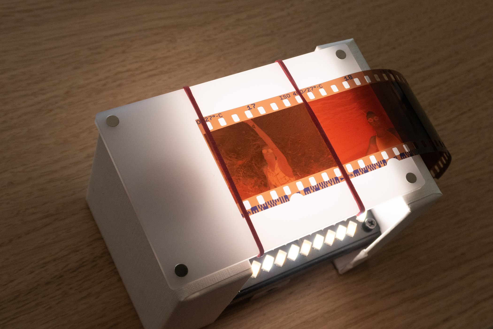 Door het diffusorplaatje te verhogen, krijg je een egale witte ondergrond voor het fotograferen van het negatief.