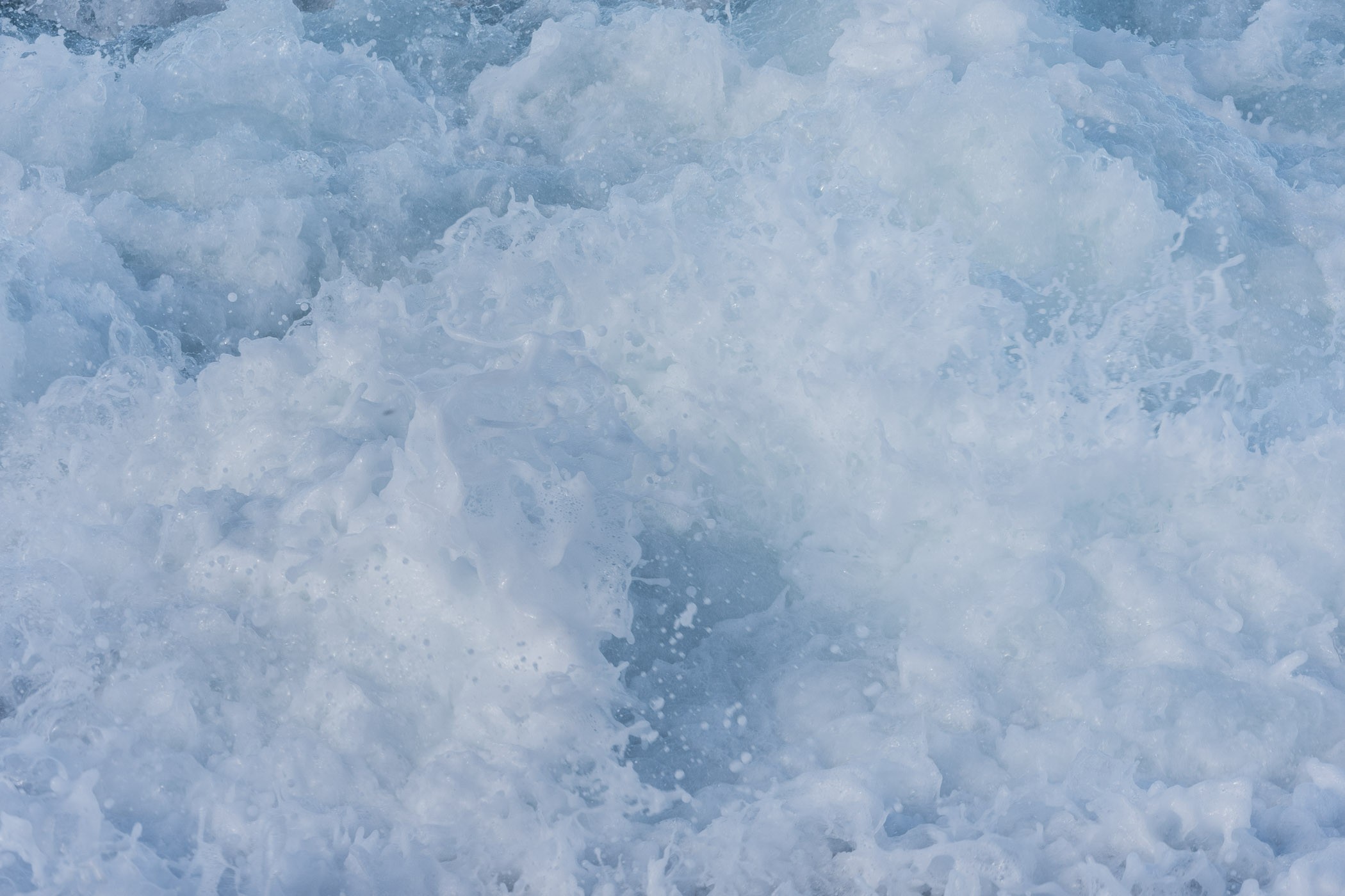 Nevel verwijderen in schuim en opspattend water