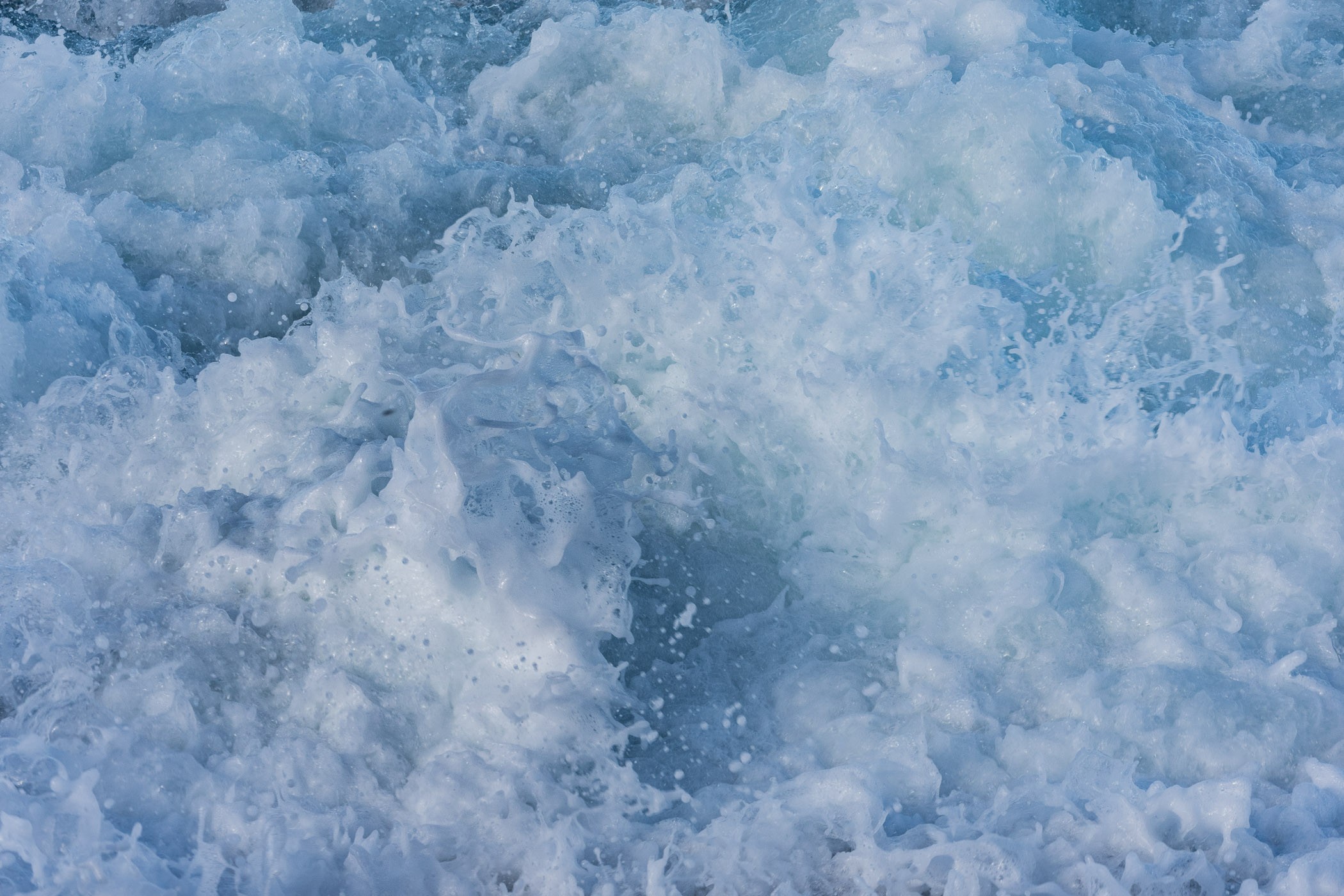 Nevel verwijderen in schuim en opspattend water