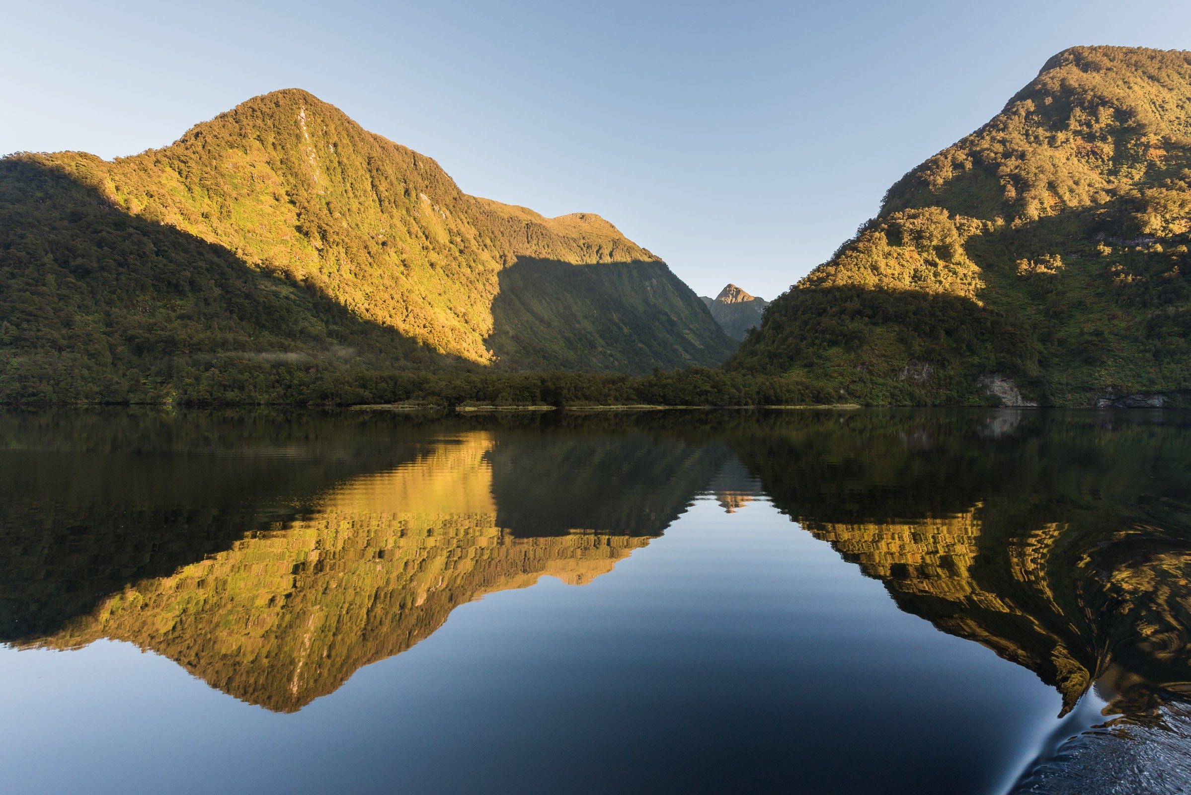 De reflectie wordt 'verstoort' door de beweging van de boot. Zelf vind ik het de foto wel iets grappigs/extra's geven, omdat je hierdoor langer naar de foto blijft kijken.