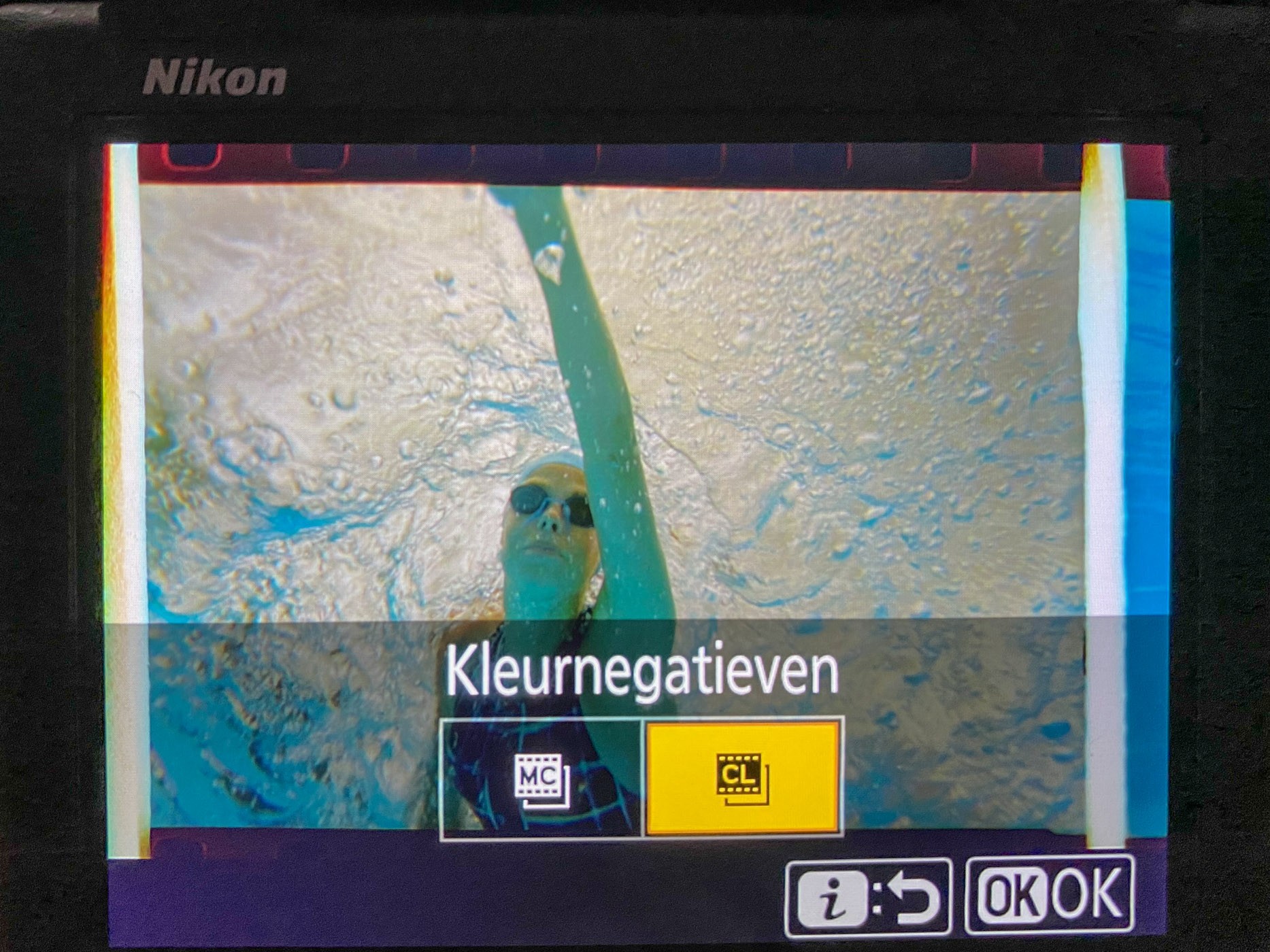 De camera zet de kleuren van de foto direct om. Let er wel op dat het bewaarde bestand altijd een JPG is, ook als je in RAW fotografeert.