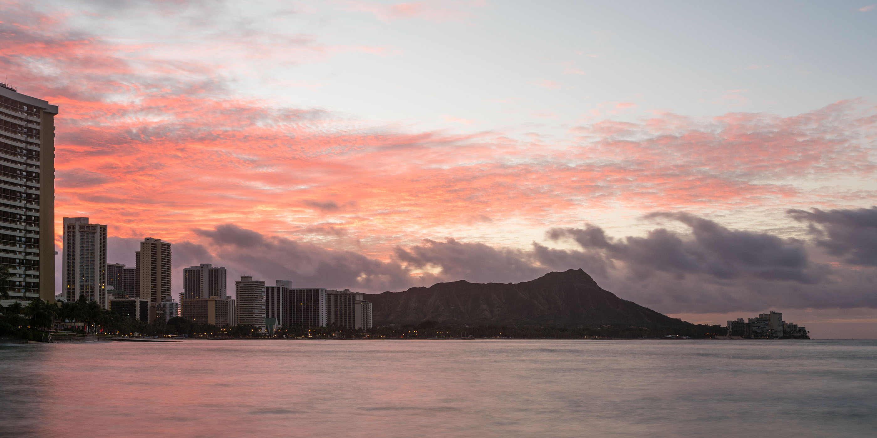 De skyline van Waikiki Beach, Oahu, Hawaii. Niet alleen de flats, maar ook de berg (Diamond head) is een onderdeel van de skyline.
